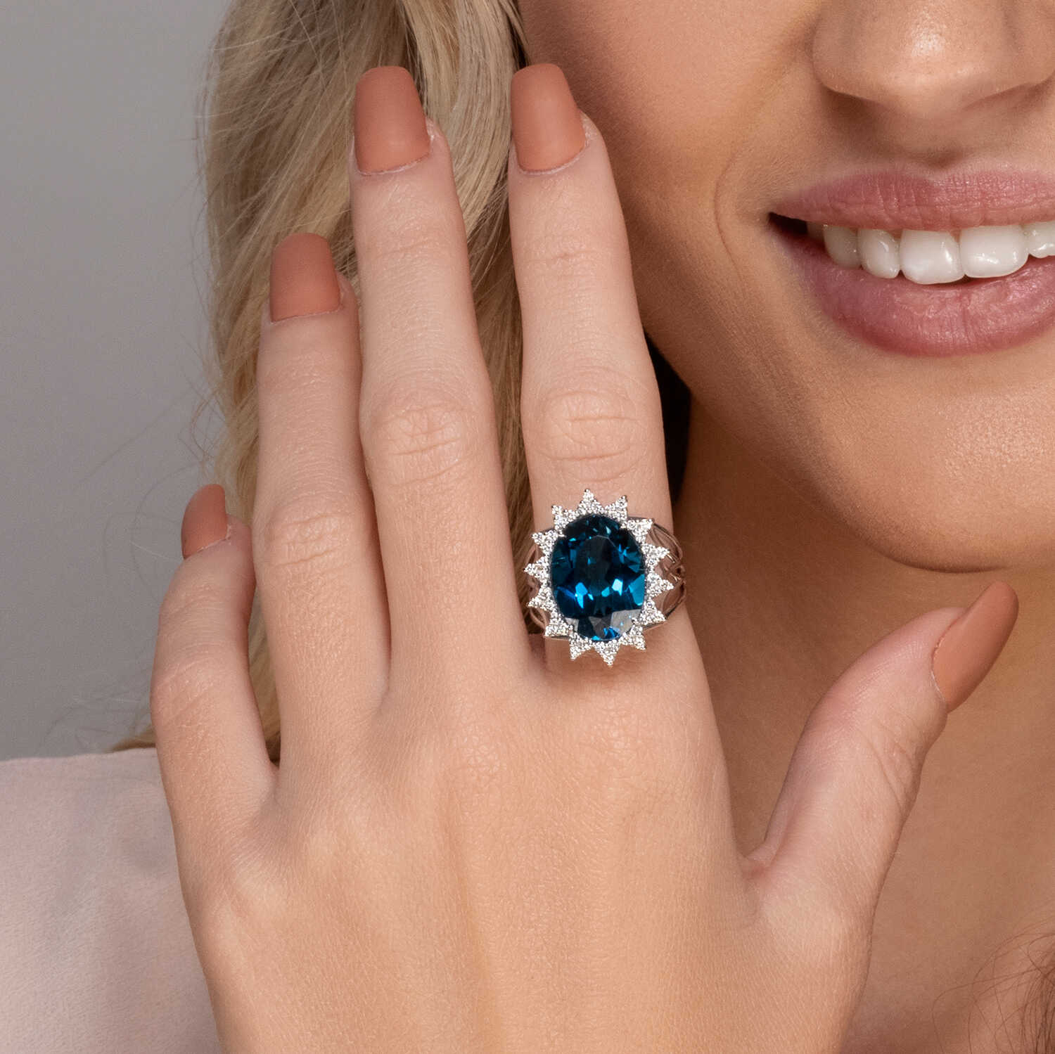 טבעת יהלום משובצת ביהלומים ובאבן לונדון בלו טופז