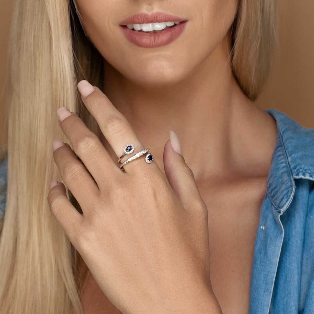 טבעת זהב משובצת אבני ספיר ויהלומים