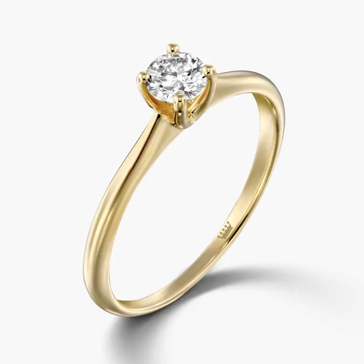 טבעת זהב סוליטר משובצת יהלום נוצץ.