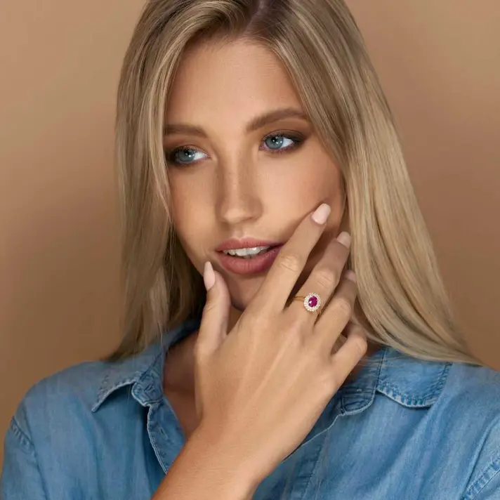 טבעת זהב משובצת אבן רובי מוקפת יהלומים