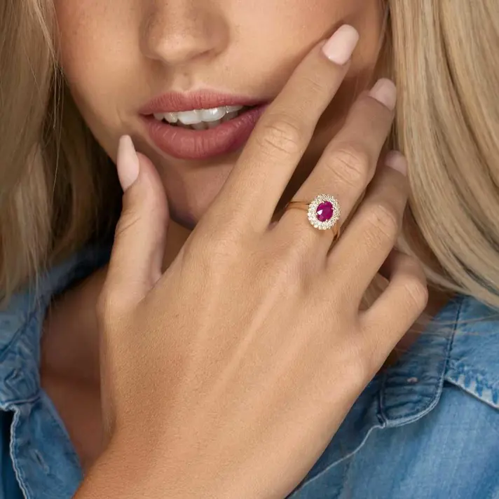 טבעת זהב משובצת אבן רובי מוקפת יהלומים