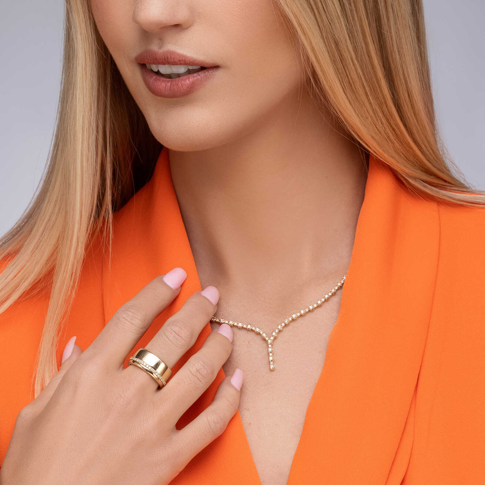 טבעת זהב בגימור מט או מבריק בשיבוץ יהלומים