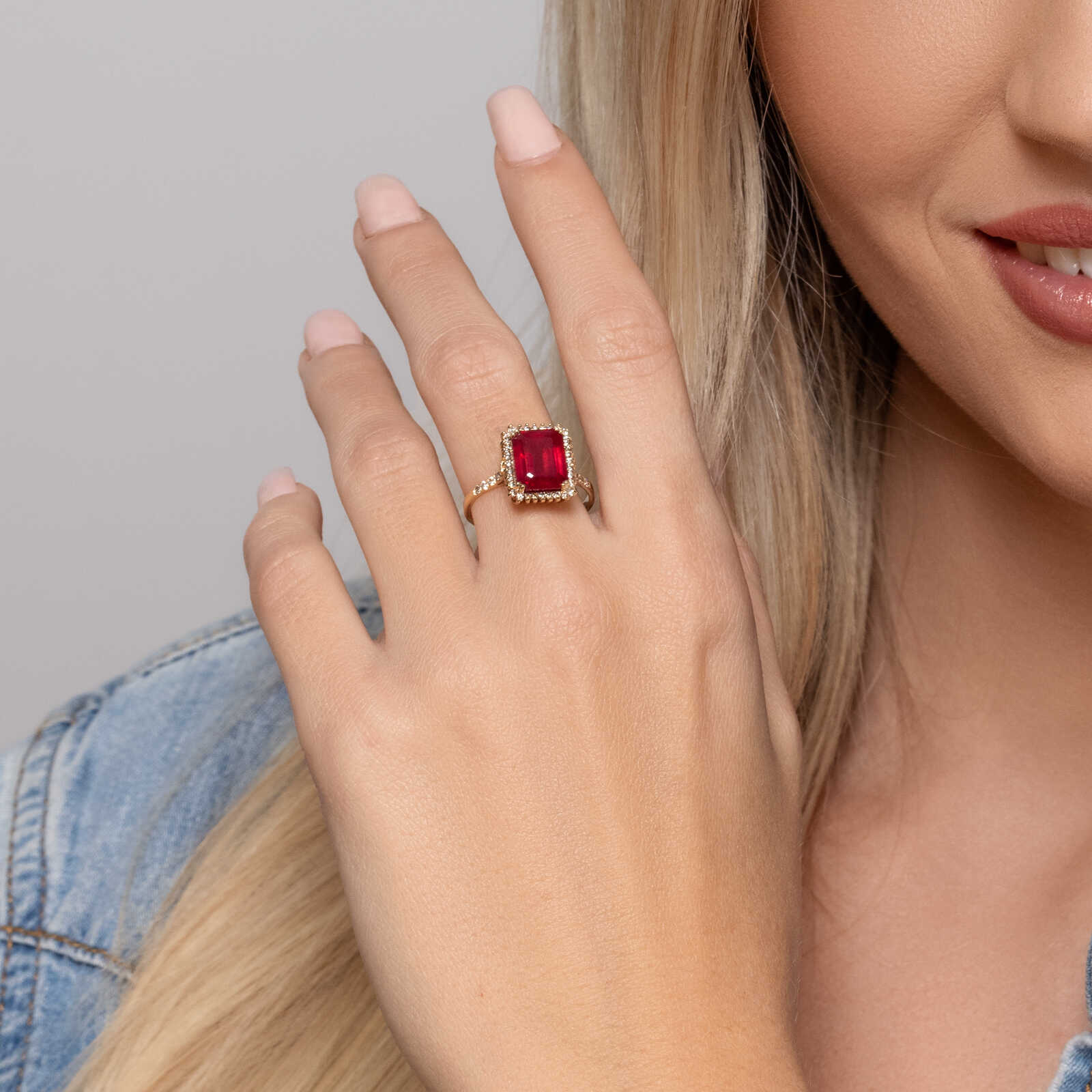 טבעת זהב משובצת אבן רובי גלס מרובעת ויהלומים