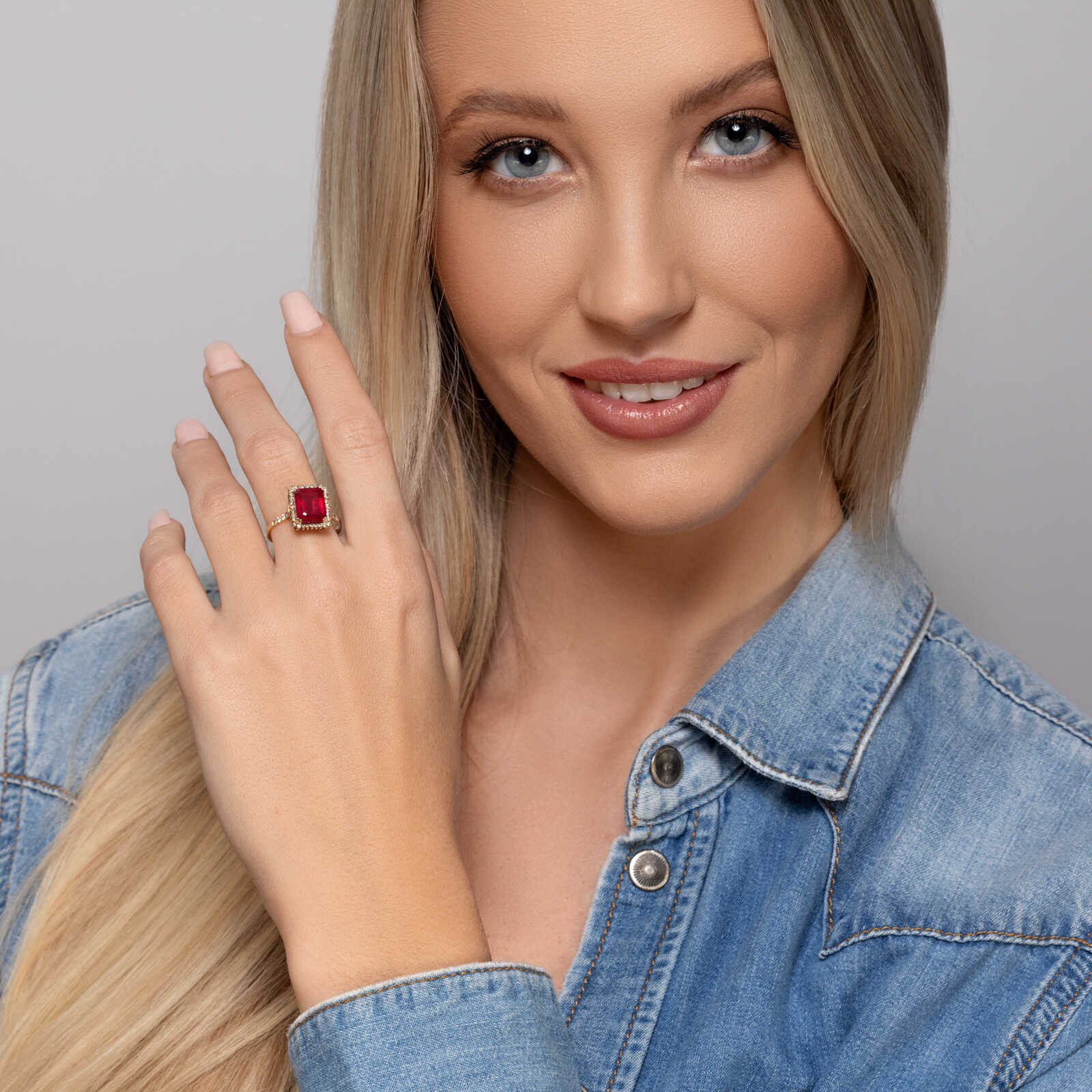 טבעת זהב משובצת אבן רובי גלס מרובעת ויהלומים