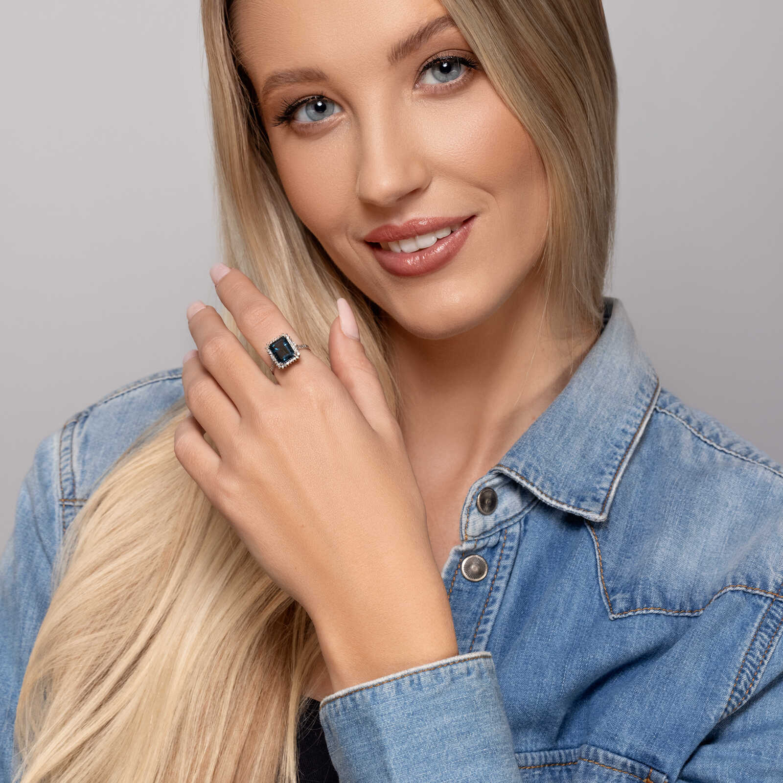 טבעת זהב משובצת אבן בלו לונדון מרובעת ויהלומים