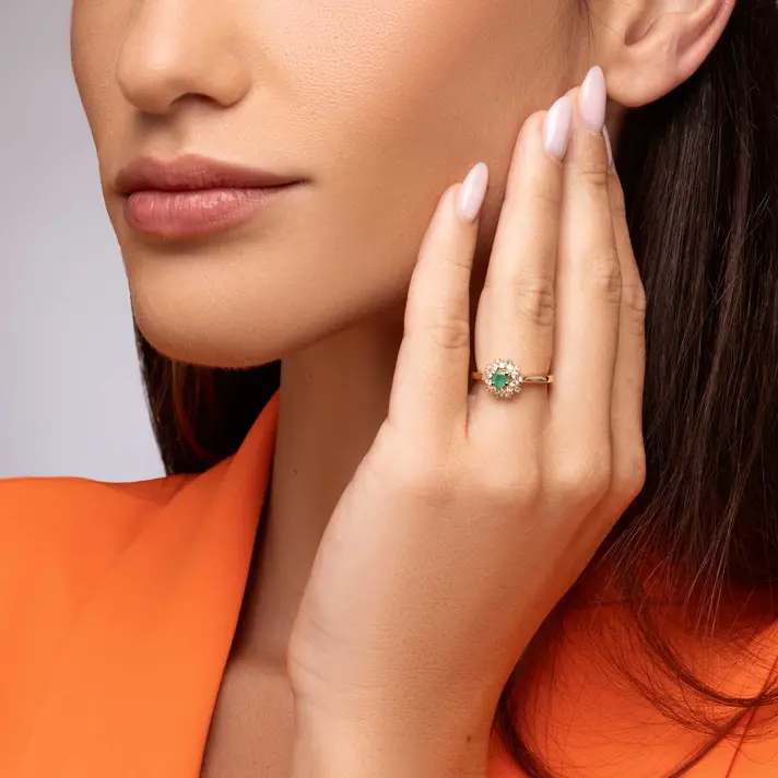 טבעת יהלום משובצת יהלומים ואבן אמרלד ירוקה