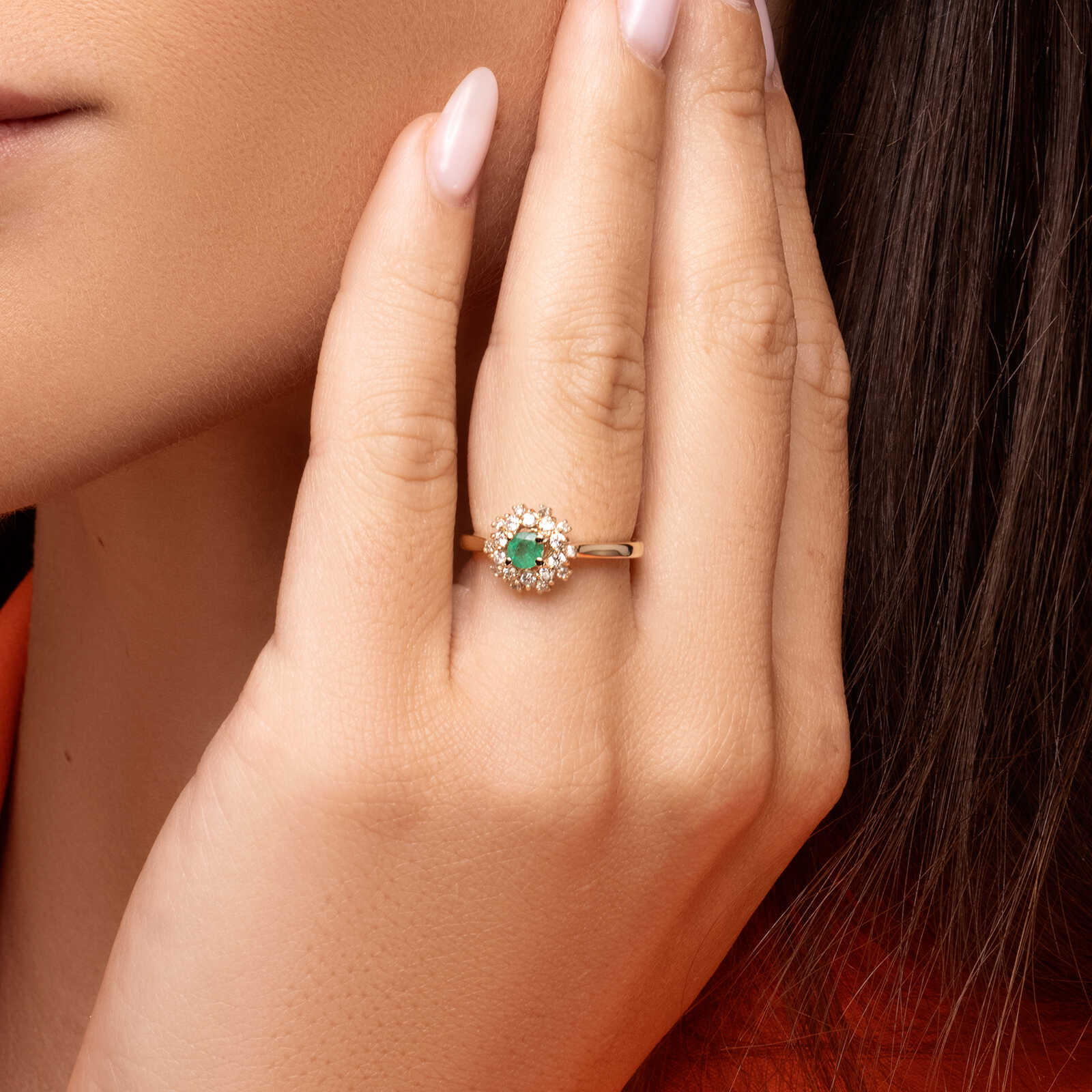 טבעת יהלום משובצת יהלומים ואבן אמרלד ירוקה