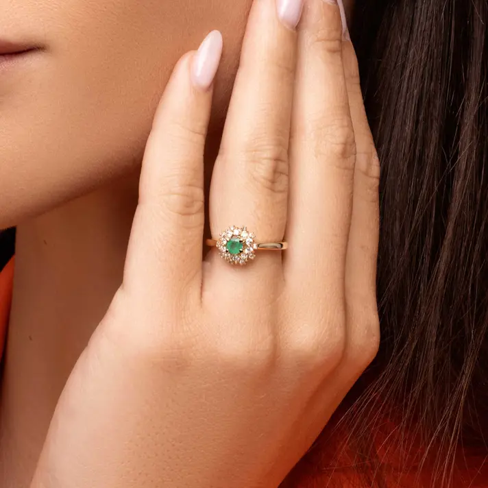 טבעת יהלום משובצת יהלומים ואבן אמרלד ירוקה