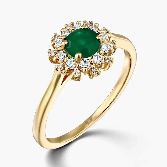טבעת יהלום משובצת יהלומים ואבן אמרלד ירוקה
