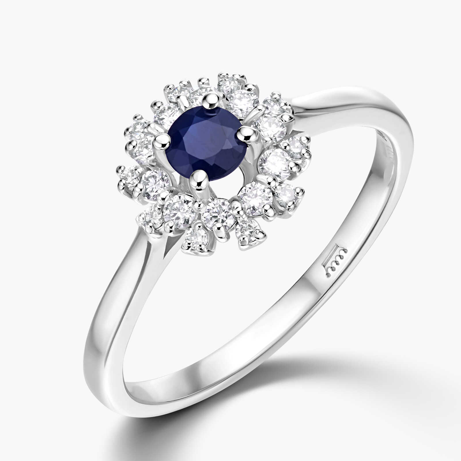 טבעת זהב משובצת ספיר מוקף ביהלומים