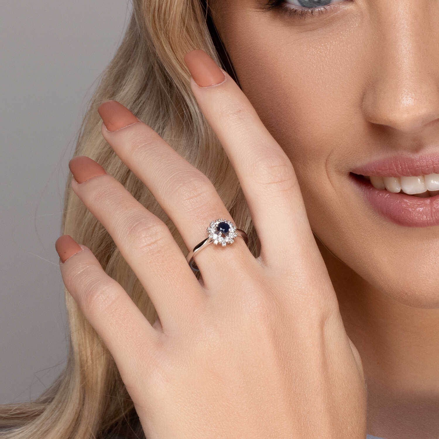 טבעת זהב משובצת ספיר מוקף ביהלומים