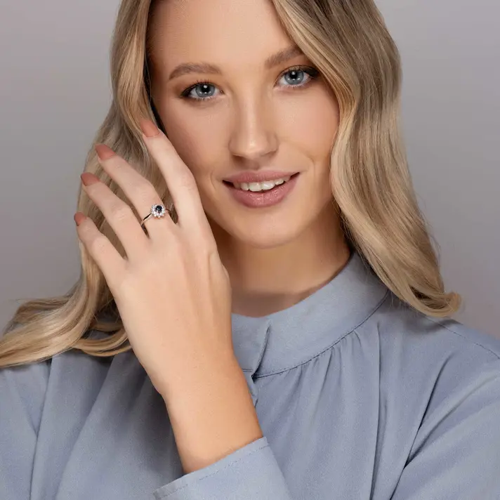 טבעת זהב משובצת ספיר מוקף ביהלומים