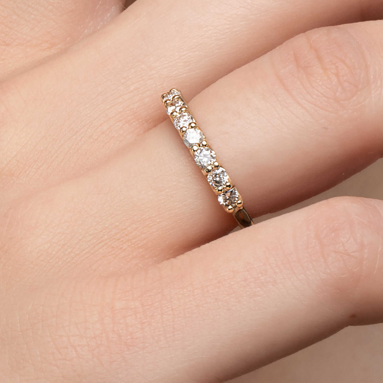 טבעת חצי נישואין עם 9 יהלומים