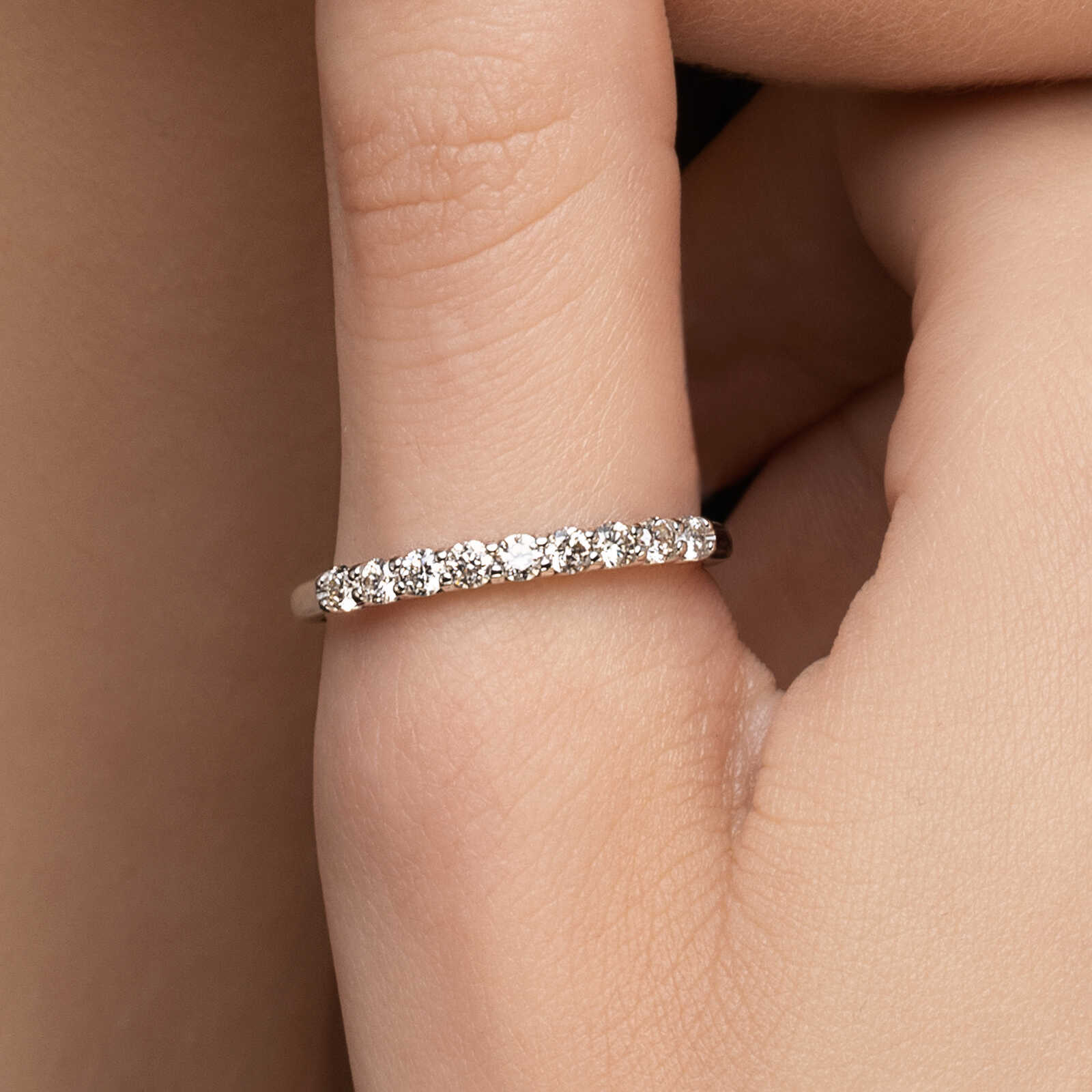 טבעת חצי נישואין עם 9 יהלומים