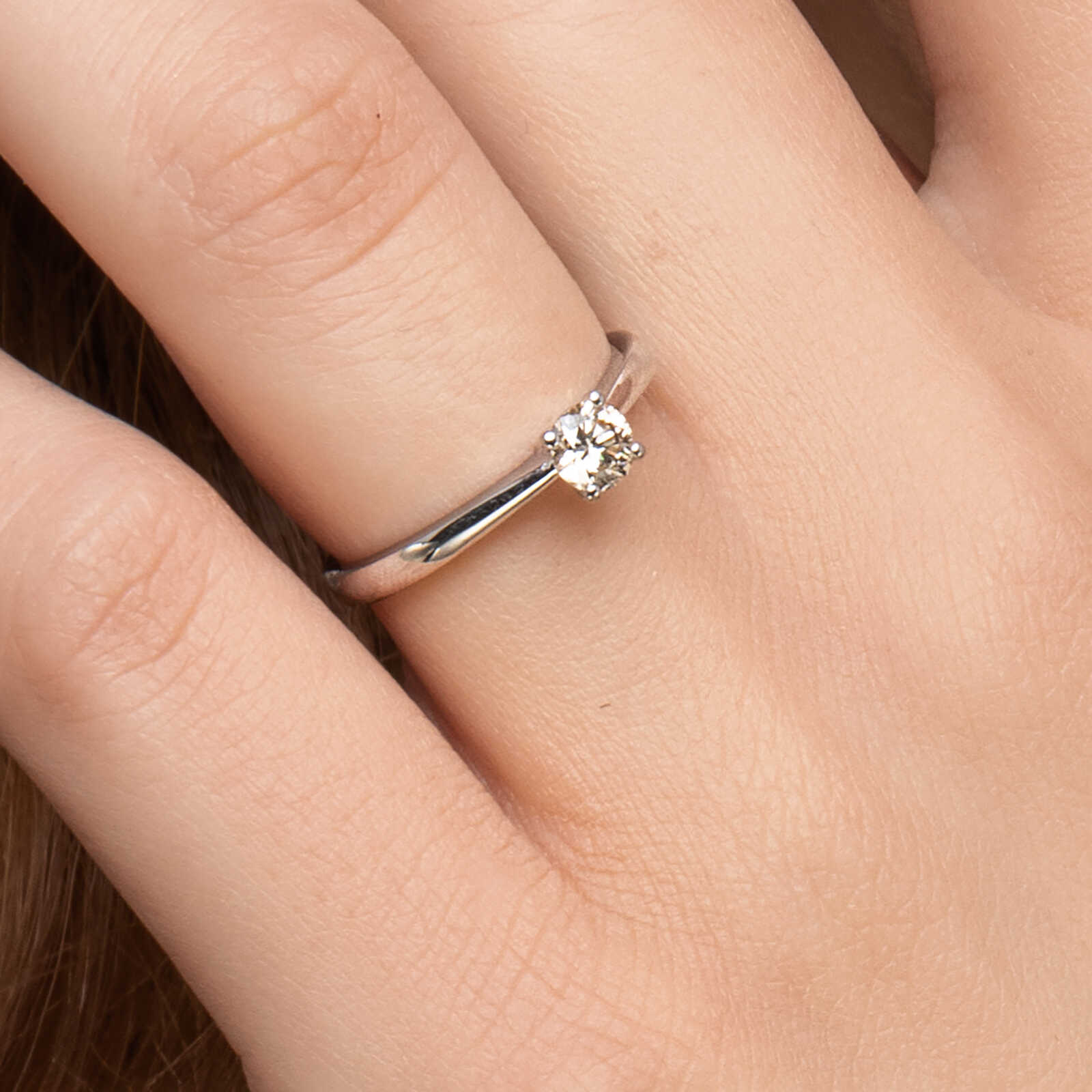 טבעת זהב סוליטר משובצת יהלום טבעי ונוצץ