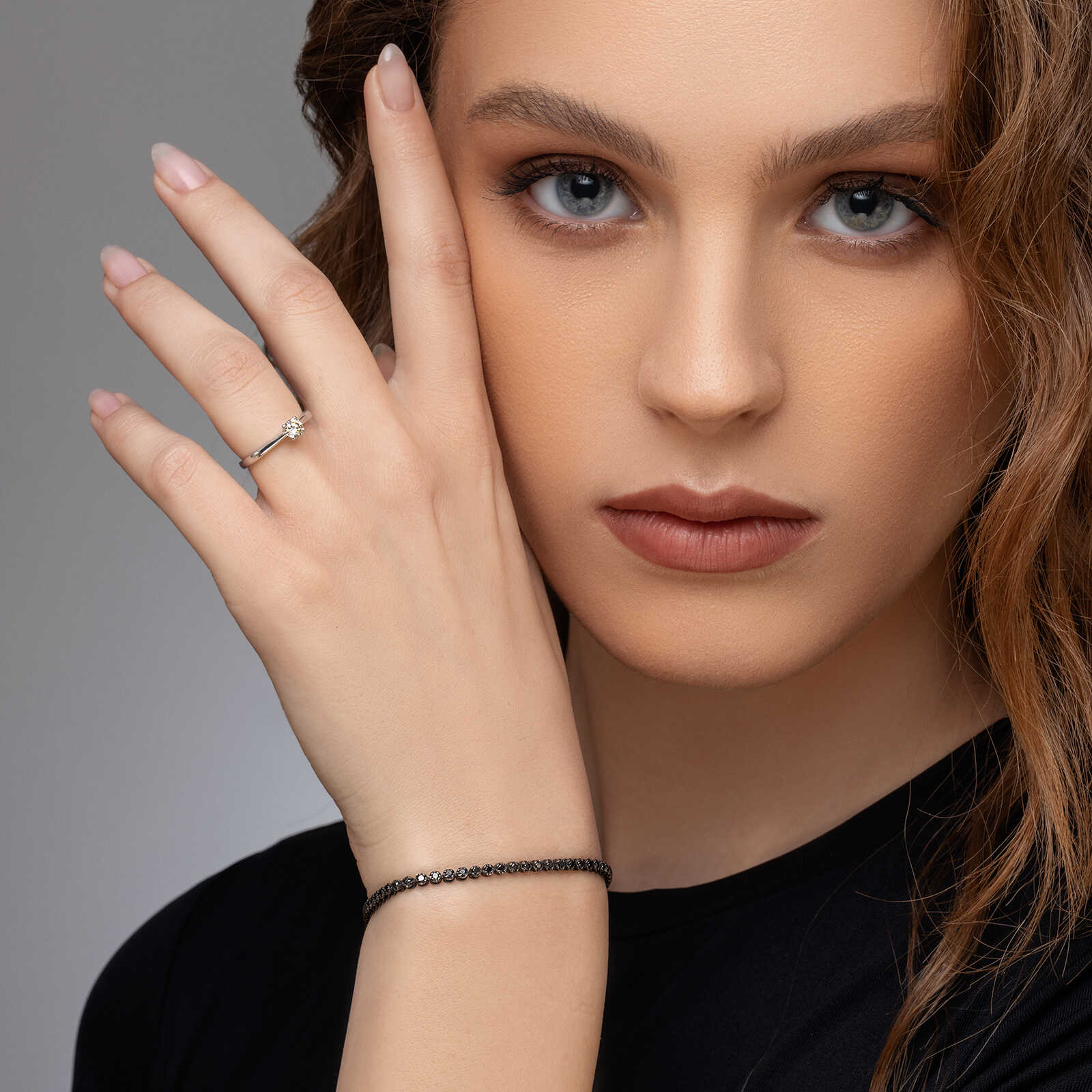 צמיד זהב טניס משובץ יהלומים שחורים