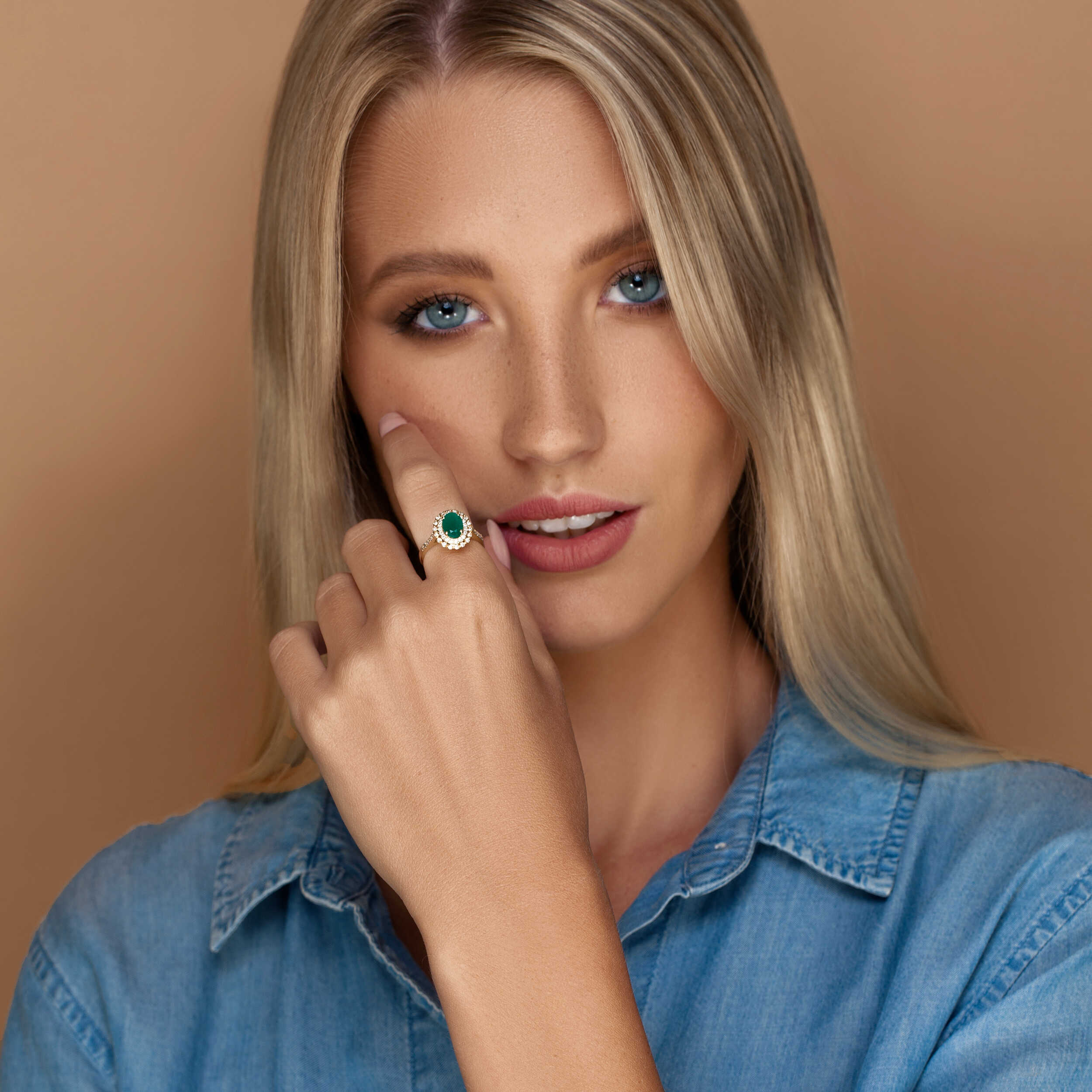 טבעת זהב משובצת אבן אמרלד ויהלומים