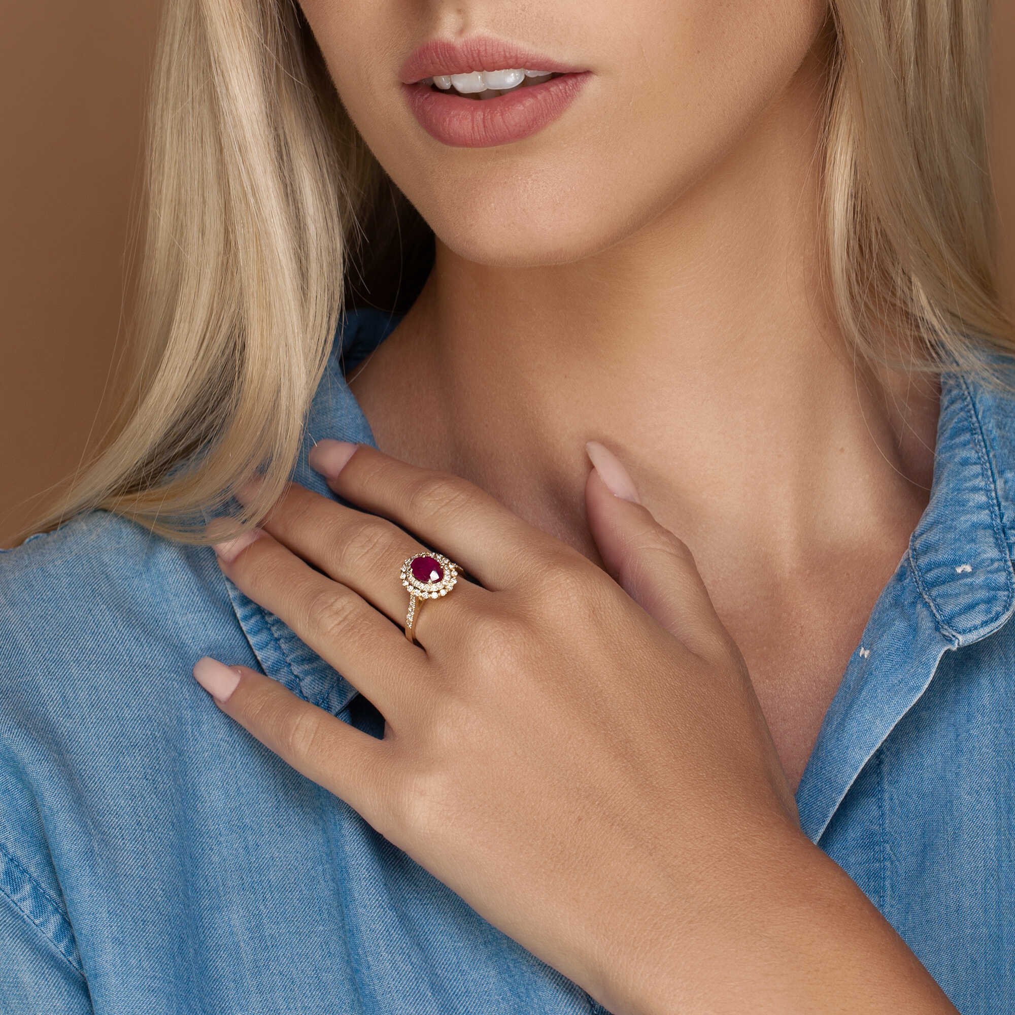 טבעת זהב משובצת אבן רובי ויהלומים