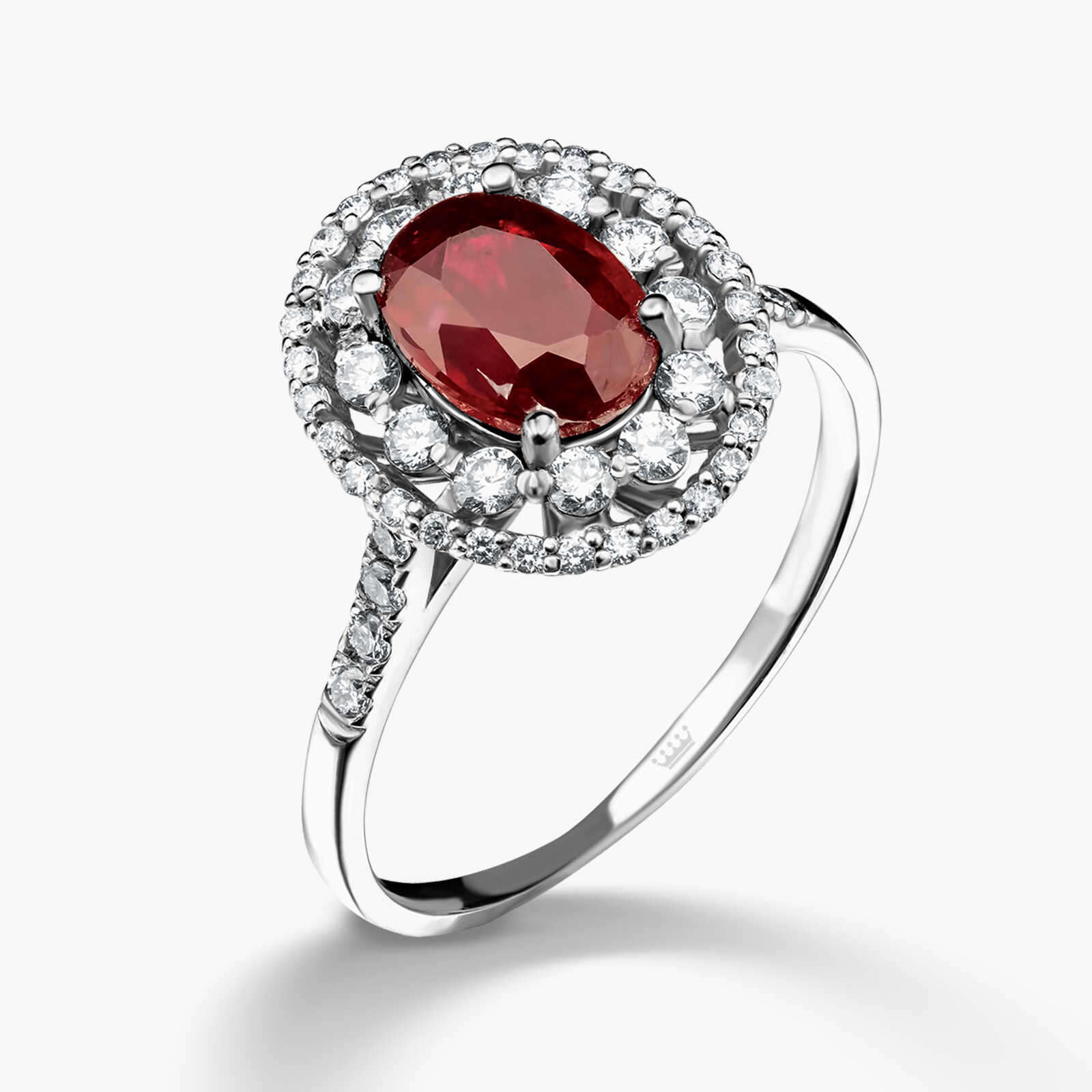 טבעת זהב משובצת אבן רובי מוקפת יהלומים