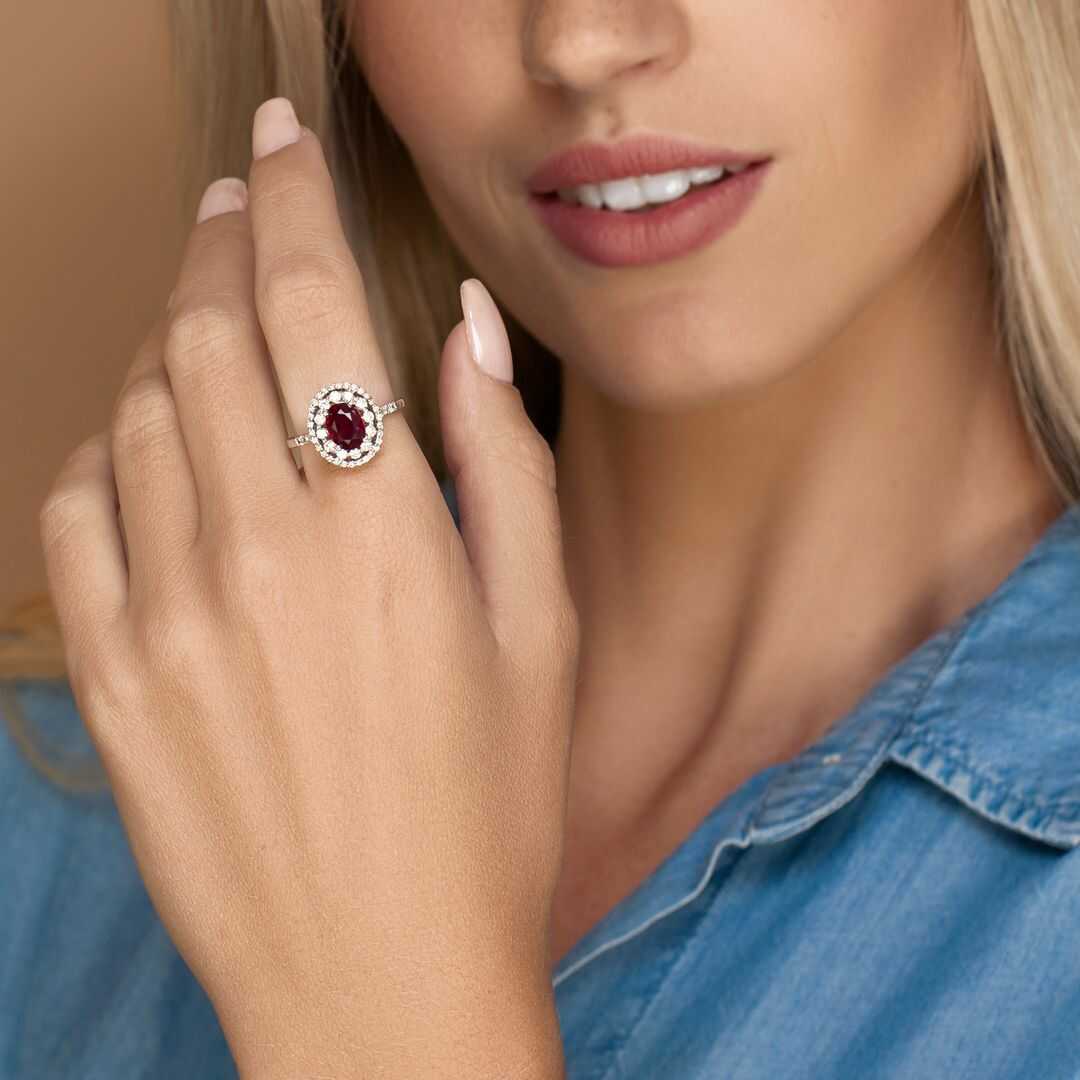 טבעת זהב משובצת אבן רובי מוקפת יהלומים