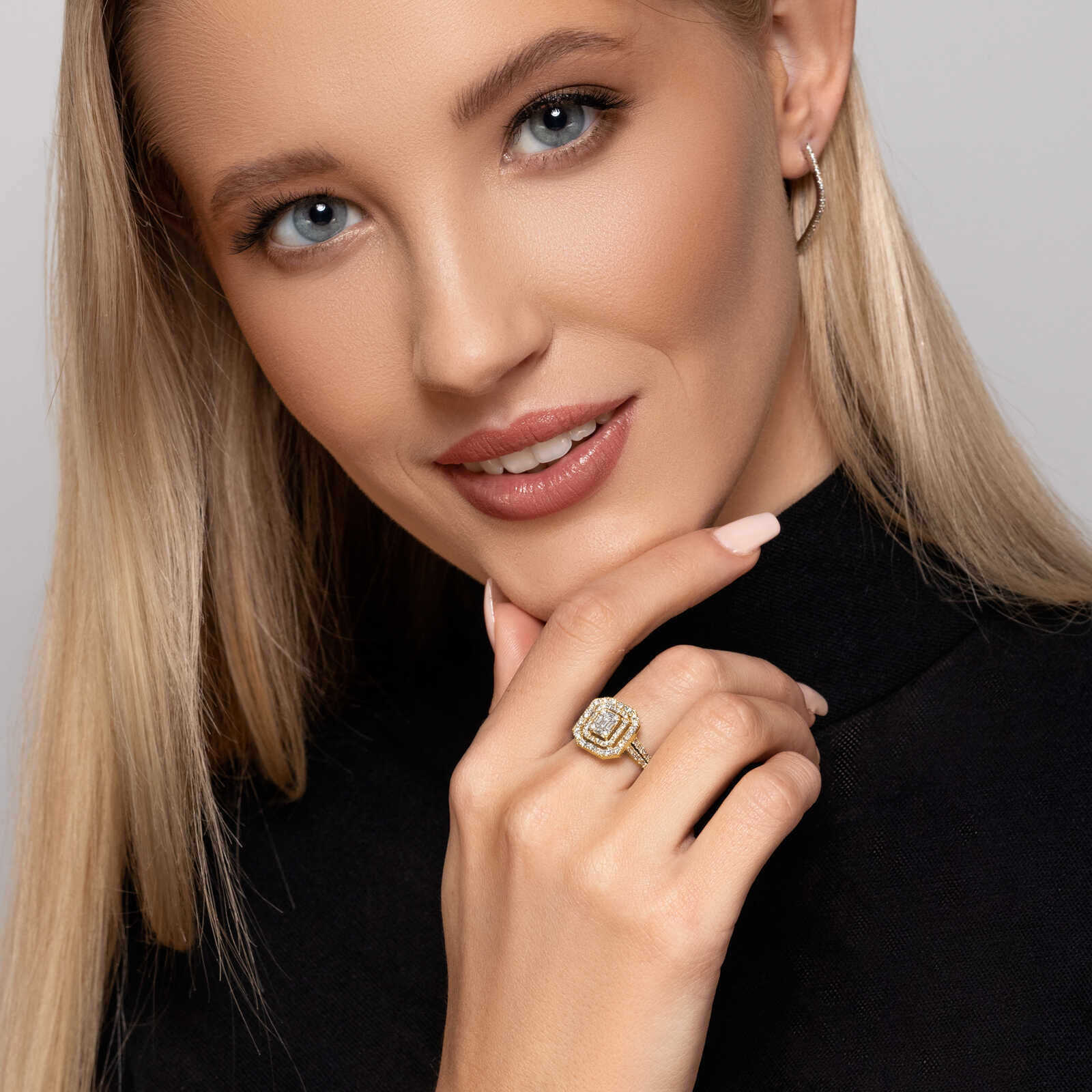 טבעת זהב עם ראש מרובע משובצת יהלומים