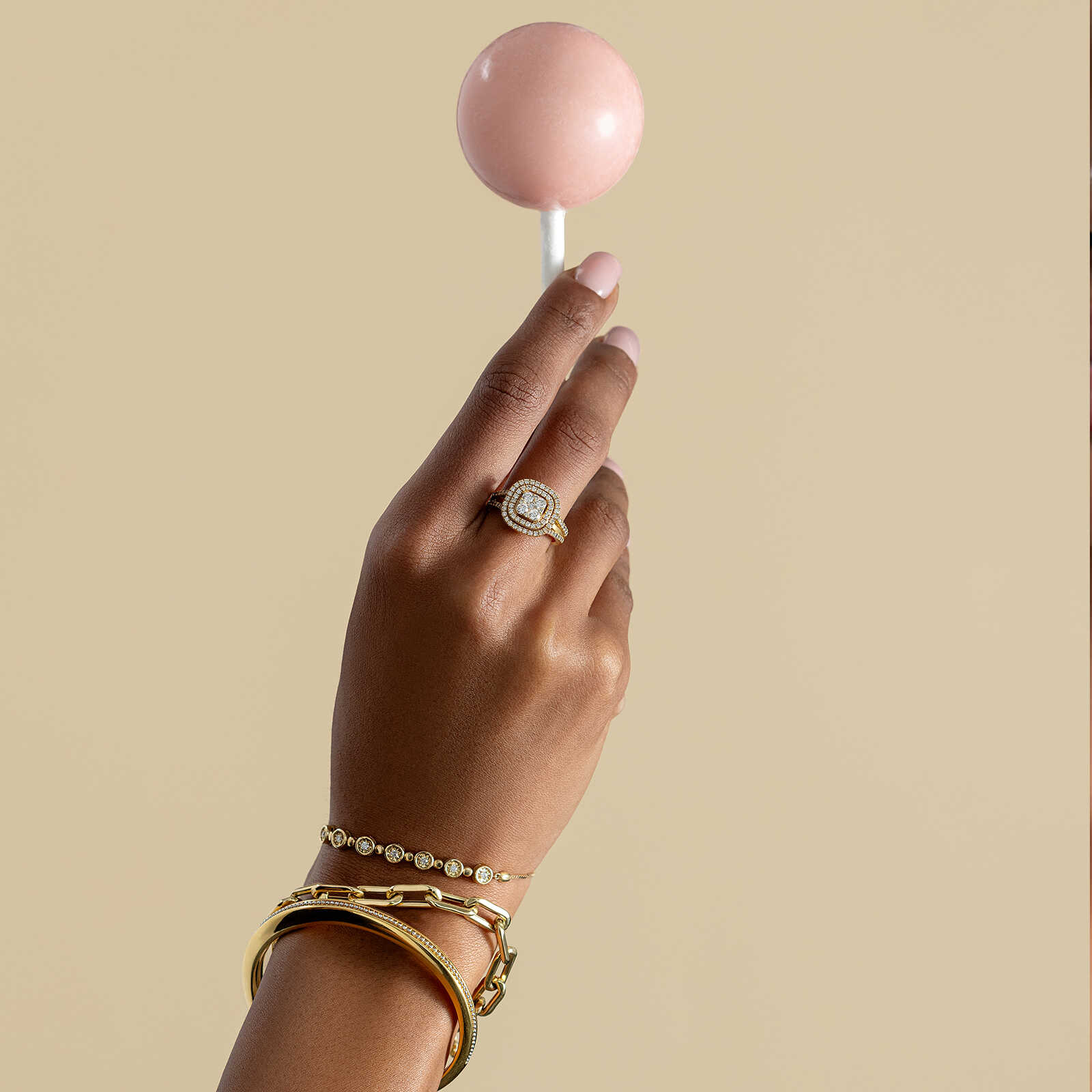 צמיד זהב קשיח משובץ זירקונים נוצצים