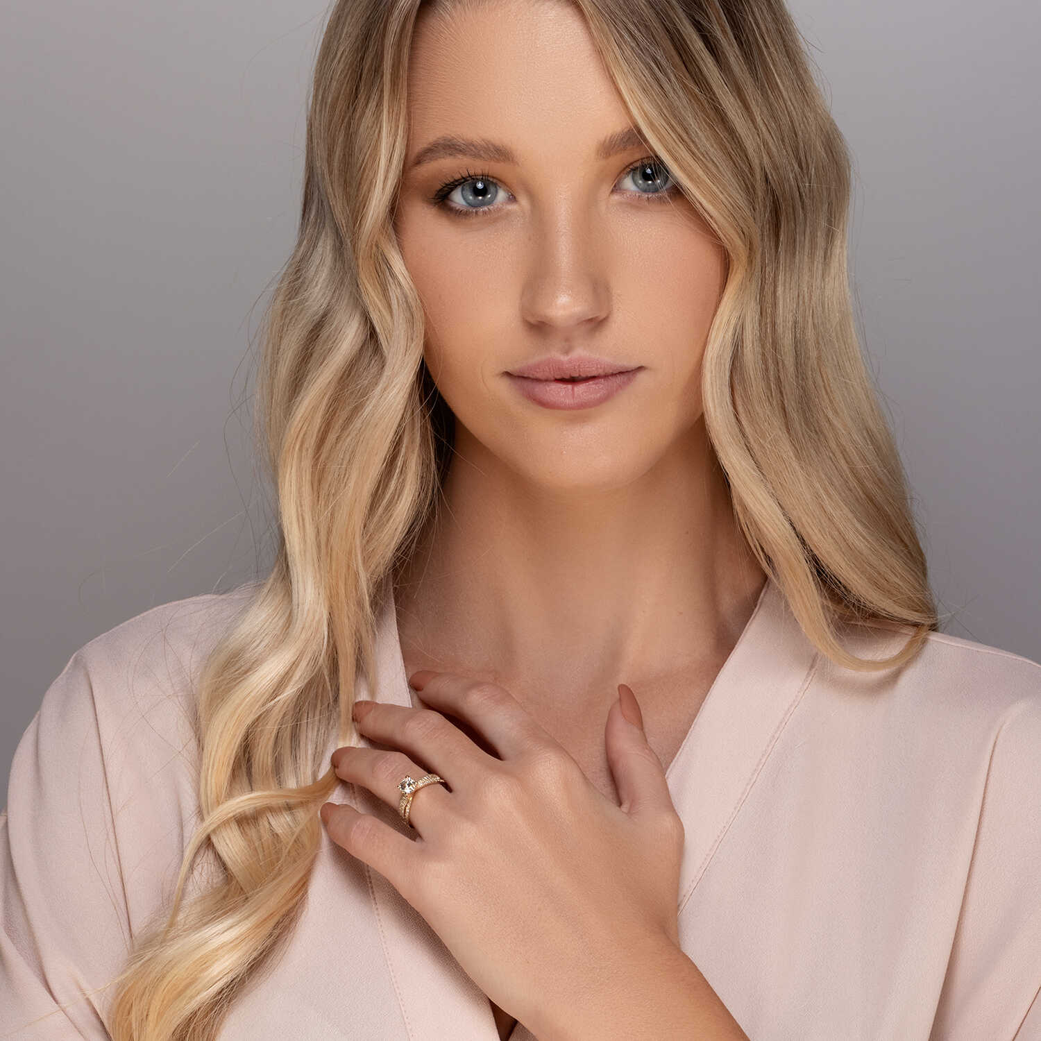 טבעת סוליטר משובצת יהלום מרכזי ויהלומים על כנפי הטבעת