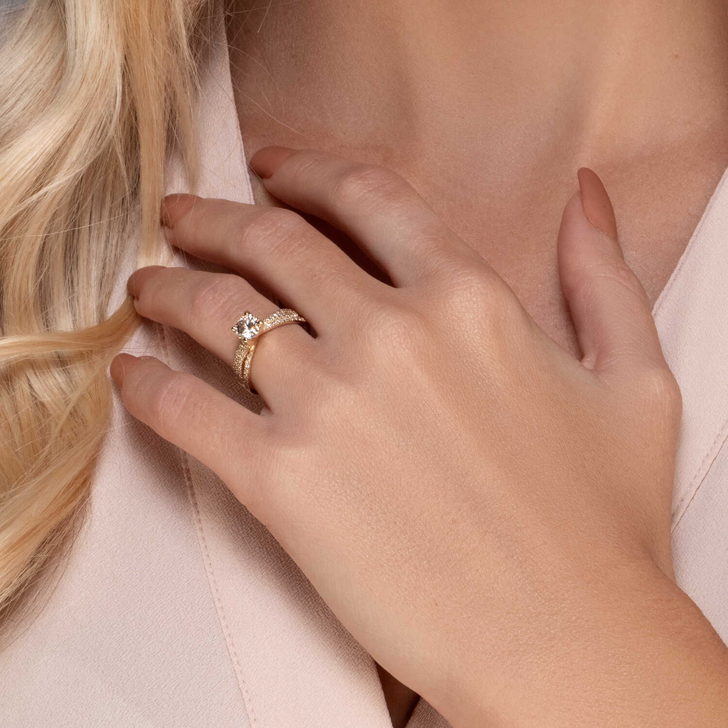 טבעת סוליטר משובצת יהלום מרכזי ויהלומים על כנפי הטבעת