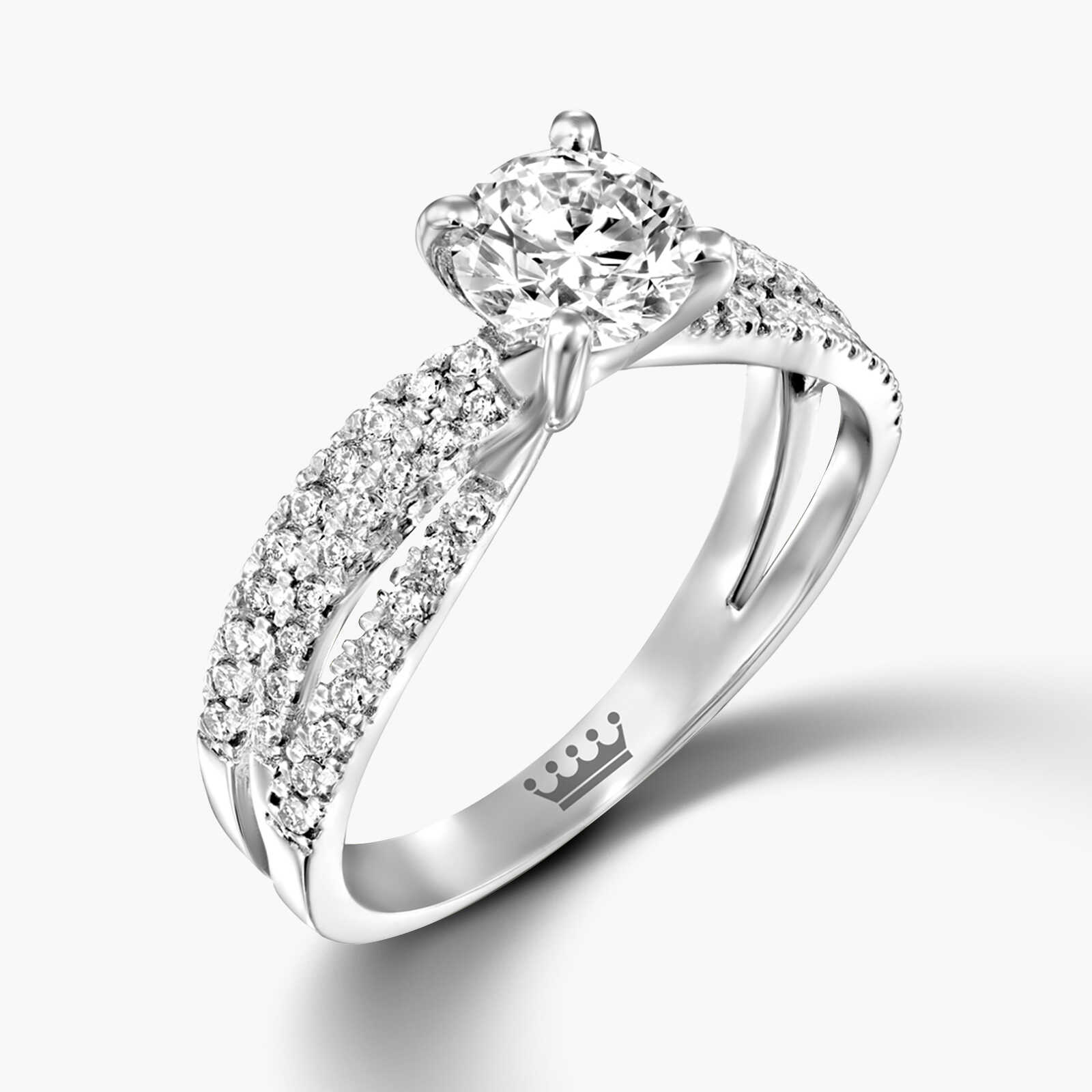 טבעת סוליטר משובצת יהלום מרכזי ויהלומים על כנפי הטבעת