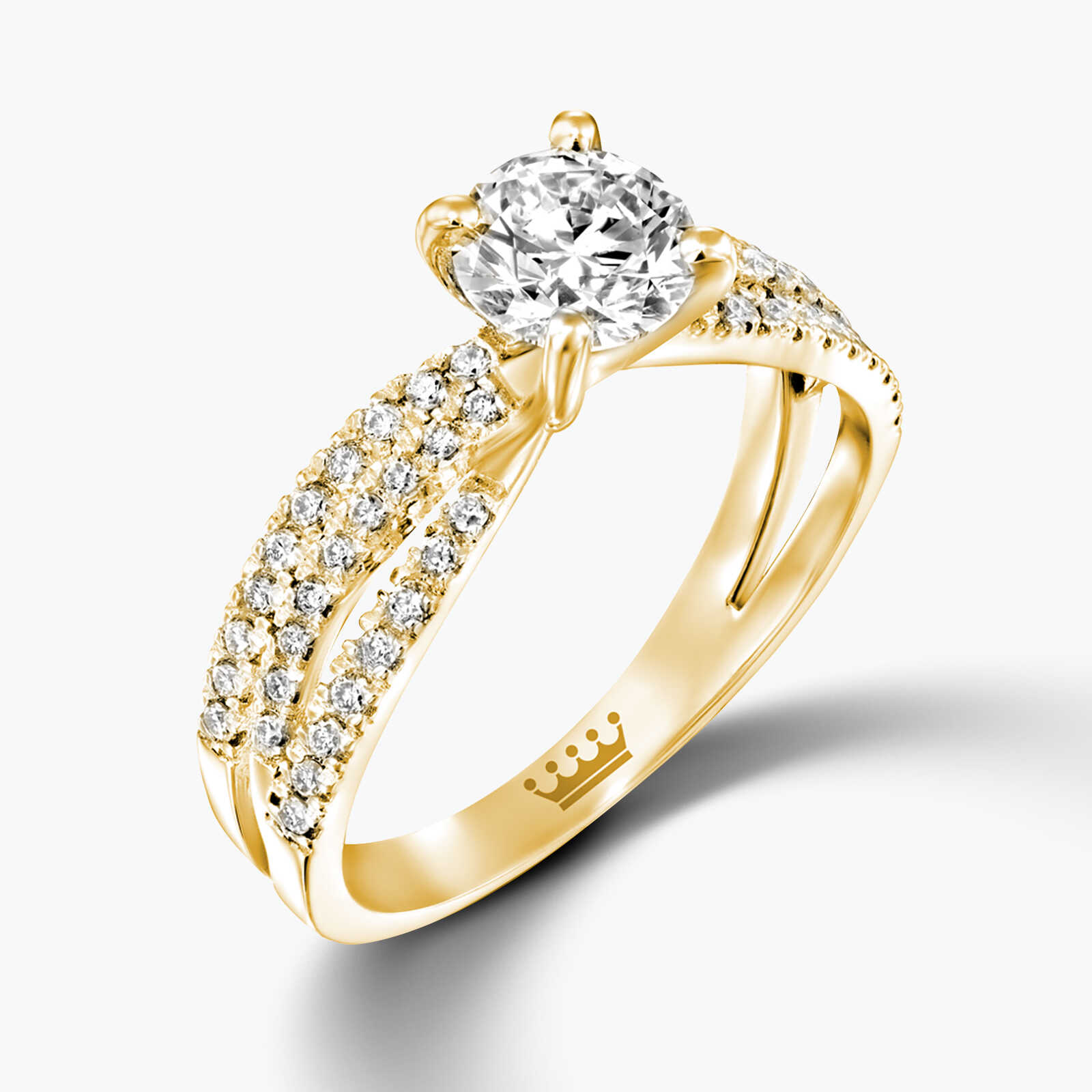 טבעת סוליטר משובצת יהלום מרכזי ויהלומים על כנפי הטבעת