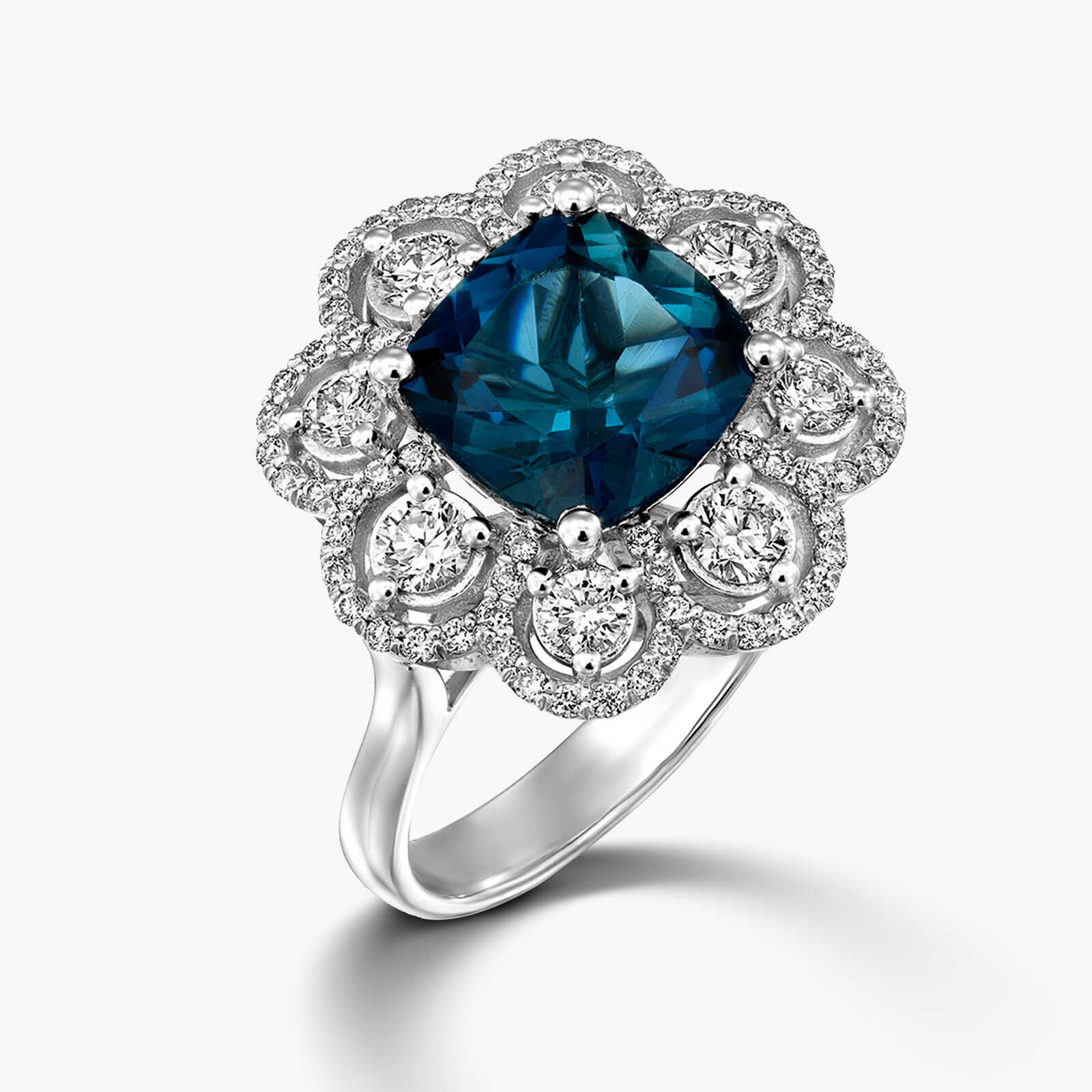 טבעת יהלום משובצת בלונדון בלו טופז ויהלומים.