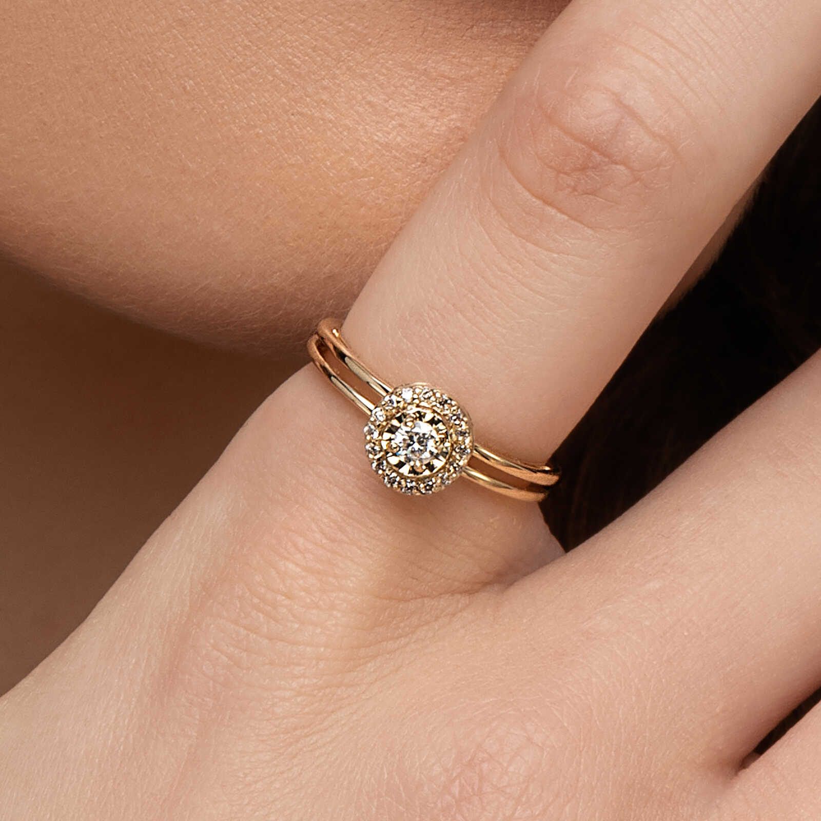 טבעת זהב משובצת יהלום המוקף יהלומים קטנים