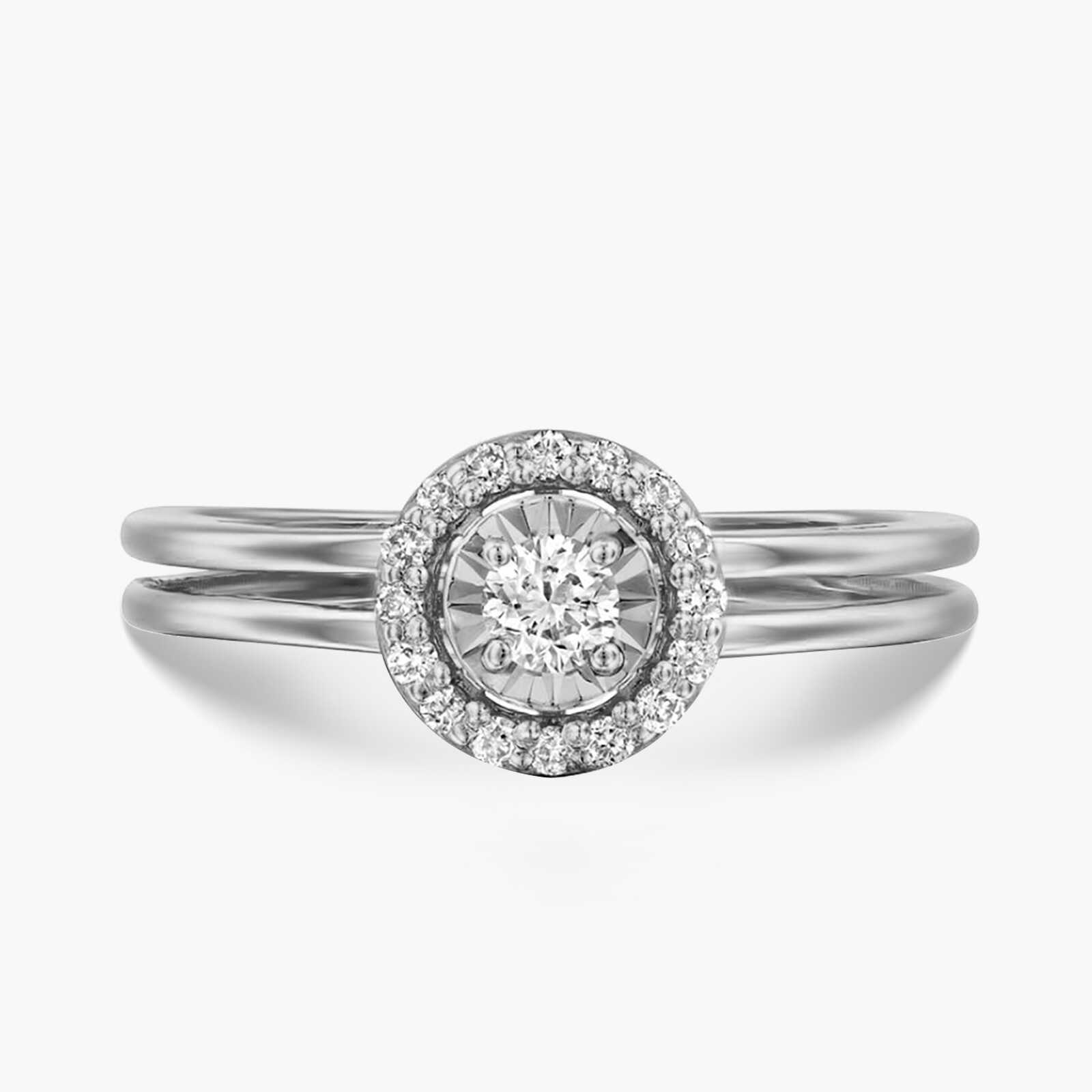 טבעת זהב משובצת יהלום המוקף יהלומים קטנים