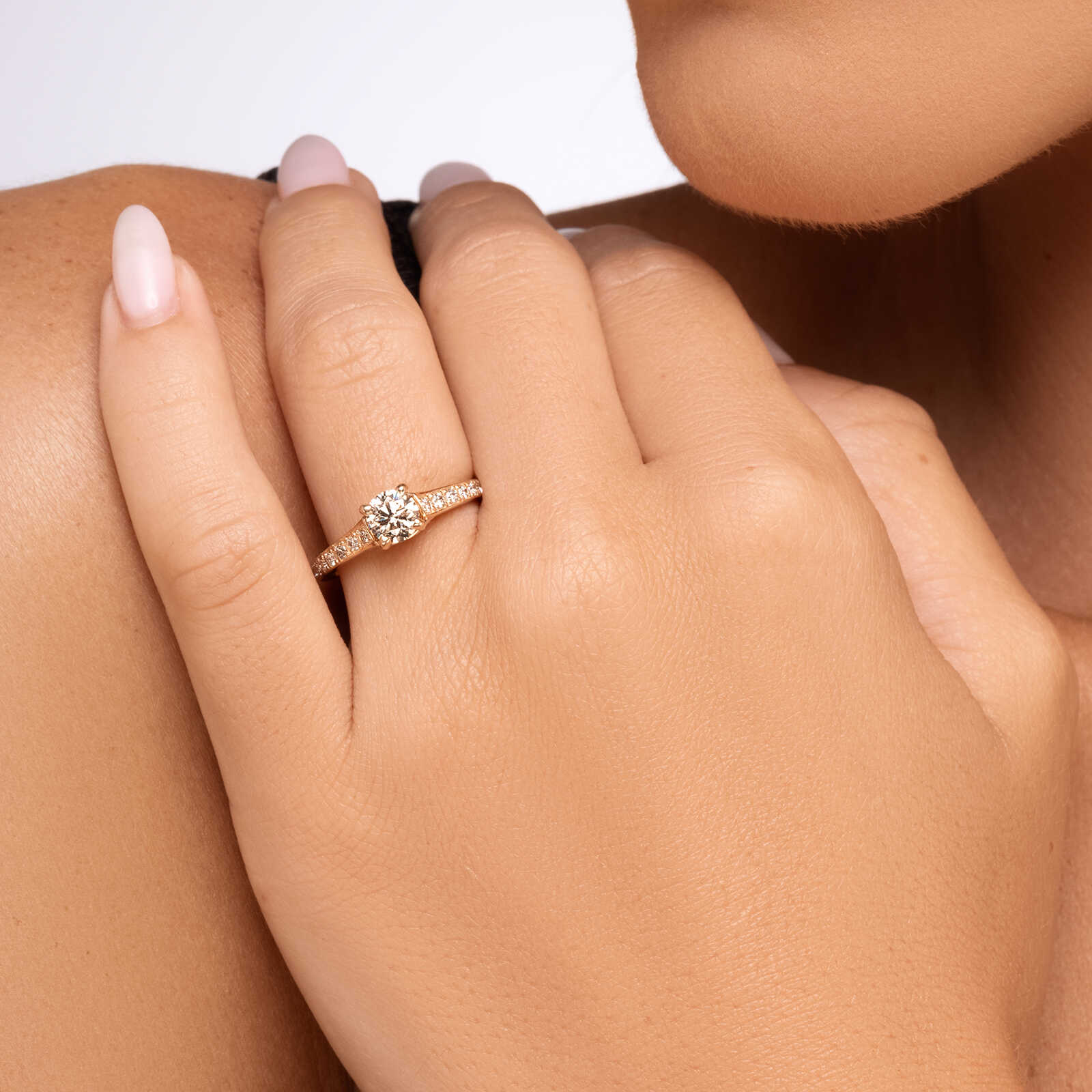 טבעת V היהלומים