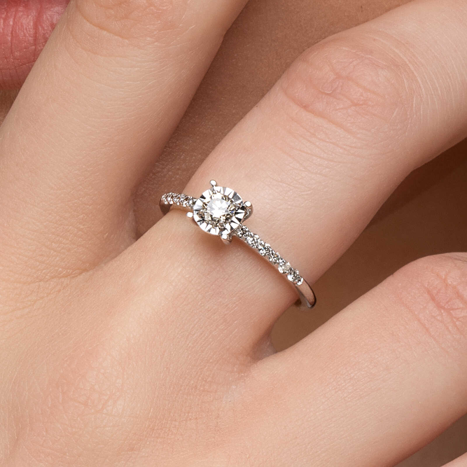 טבעת זהב משובצת יהלומים נוצצים