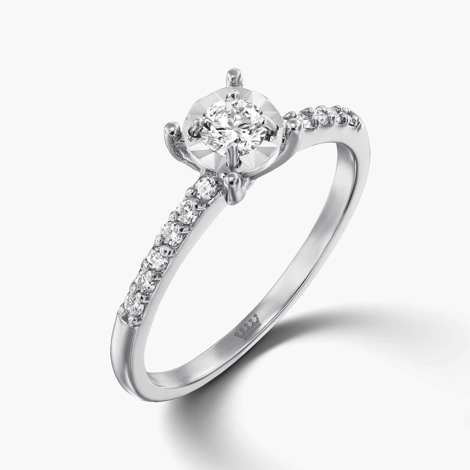 טבעת זהב משובצת יהלומים נוצצים