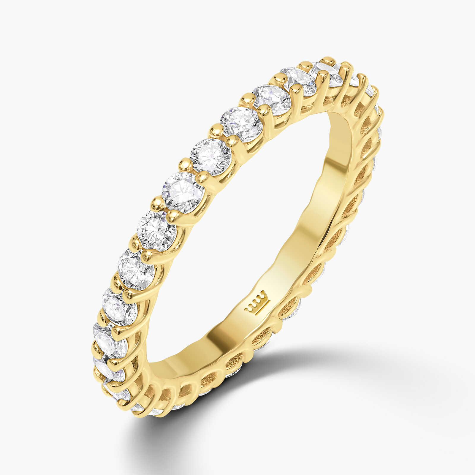 טבעת זהב המשובצת יהלומים ב 360 מעלות