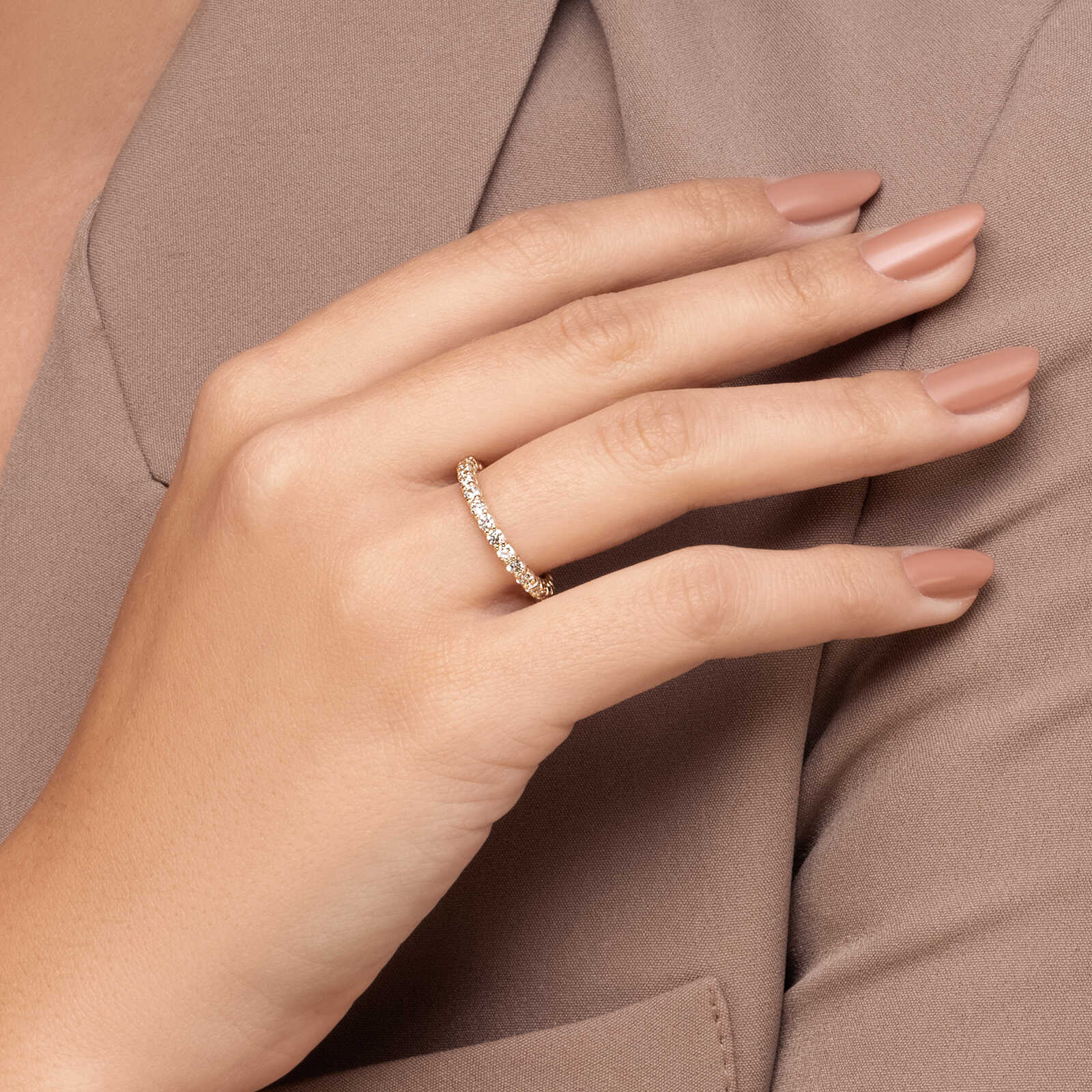 טבעת זהב המשובצת יהלומים ב 360 מעלות