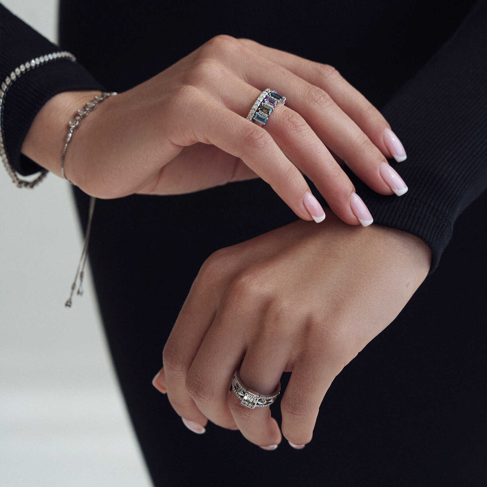 טבעת RAINBOW משובצת יהלומים וספירים