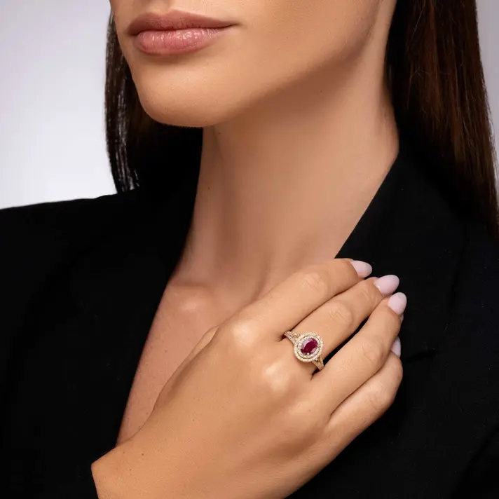 טבעת פטל עשויה זהב משובצת רובי ו94 יהלומים