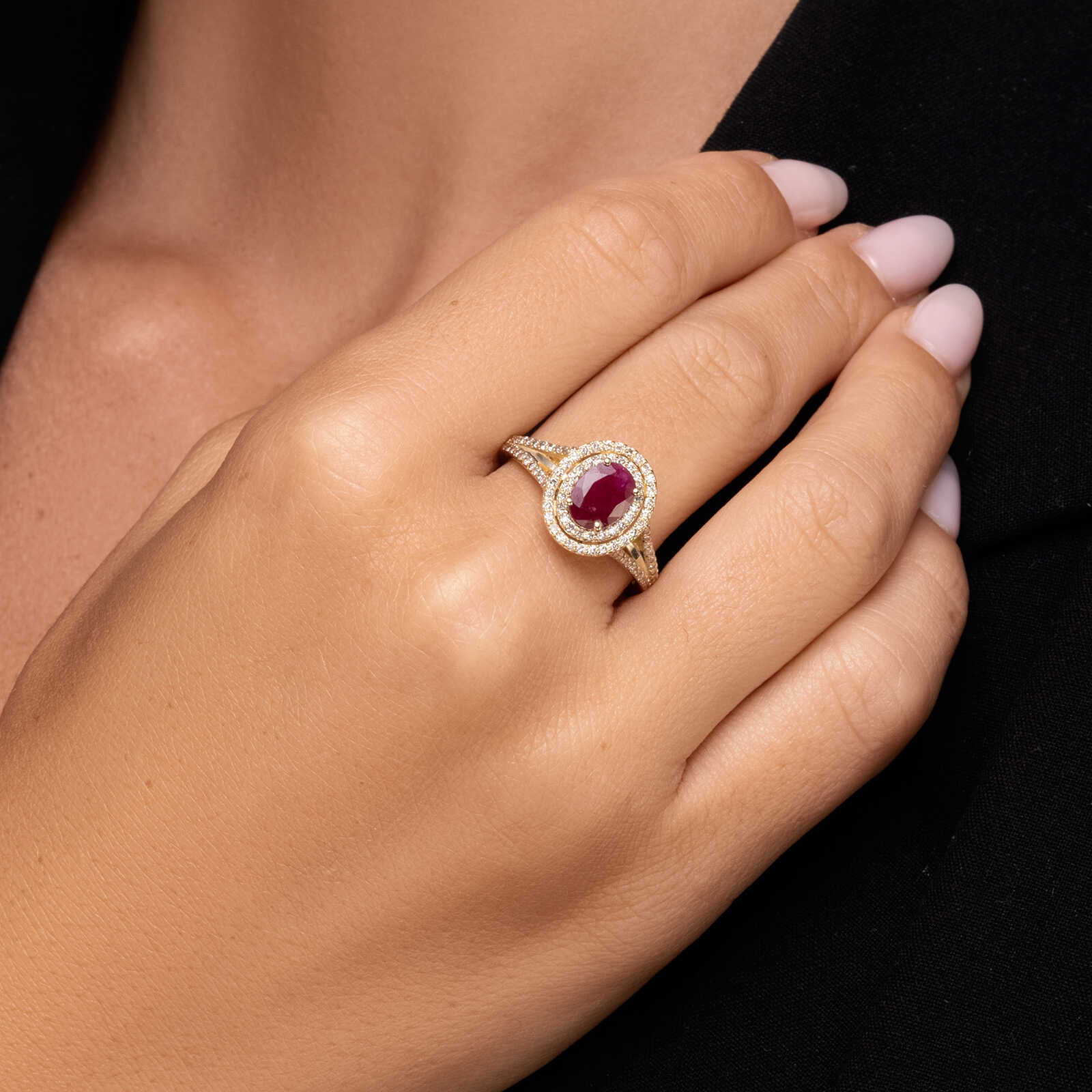 טבעת פטל עשויה זהב משובצת רובי ו94 יהלומים