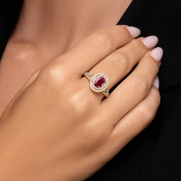 טבעת פטל עשויה זהב משובצת רובי ו94 יהלומים