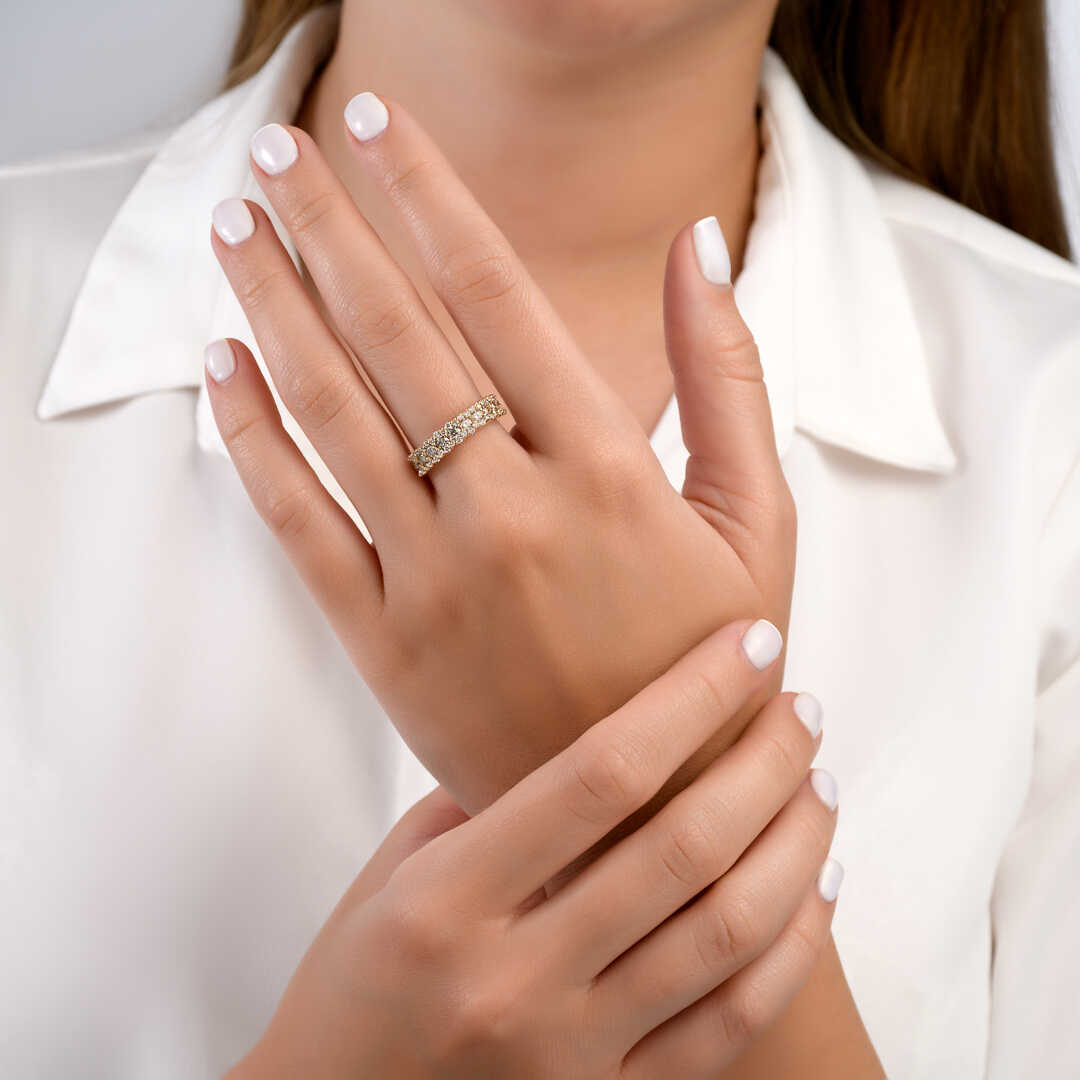 טבעת זהב משובצת ביהלומים חומים ולבנים