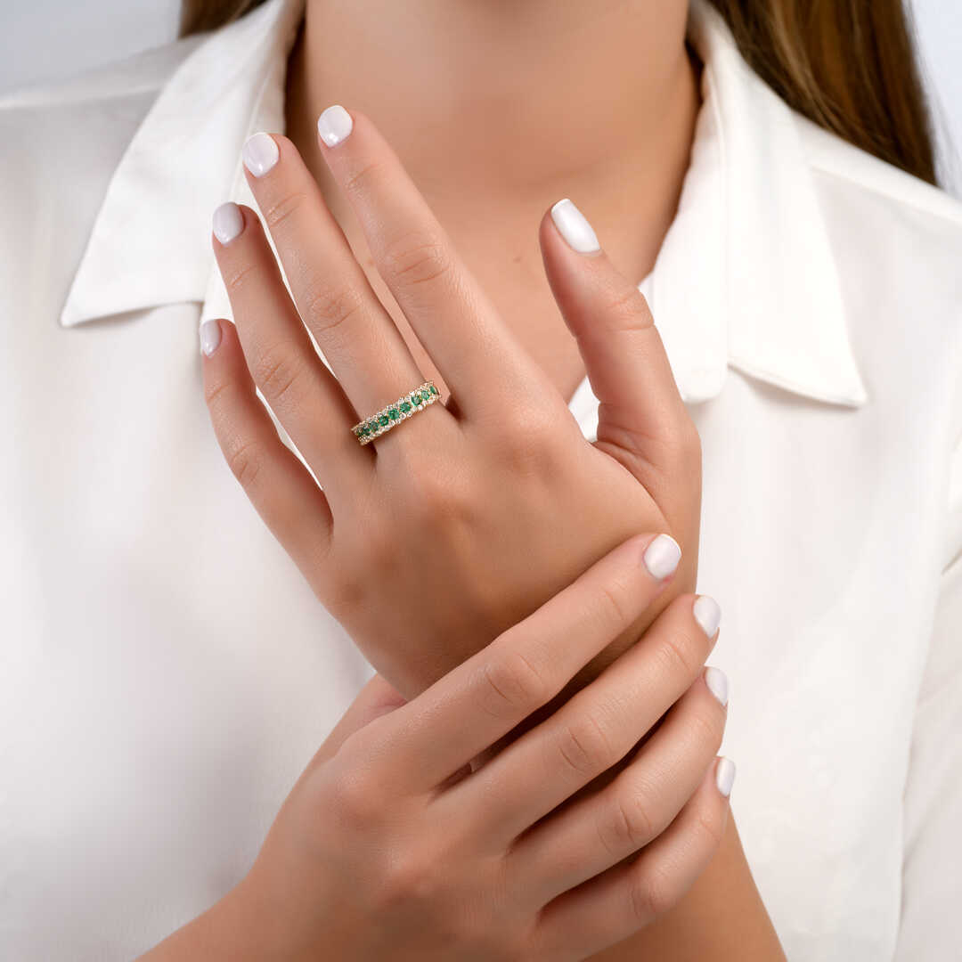 טבעת זהב משובצת אבני אמרלד ויהלומים