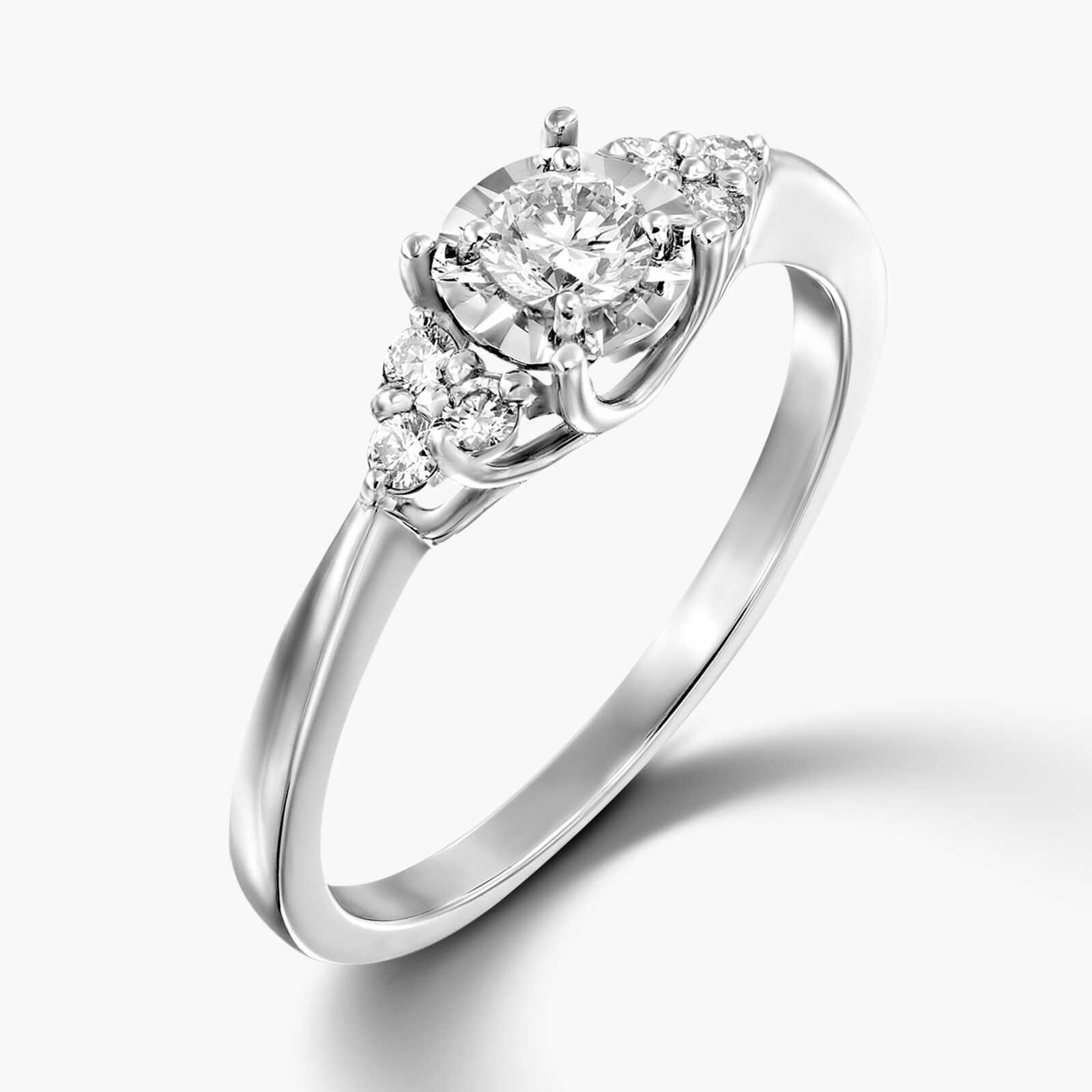 טבעת זהב משובצת יהלום מרכזי מוקף זהב בעיבוד לייזר