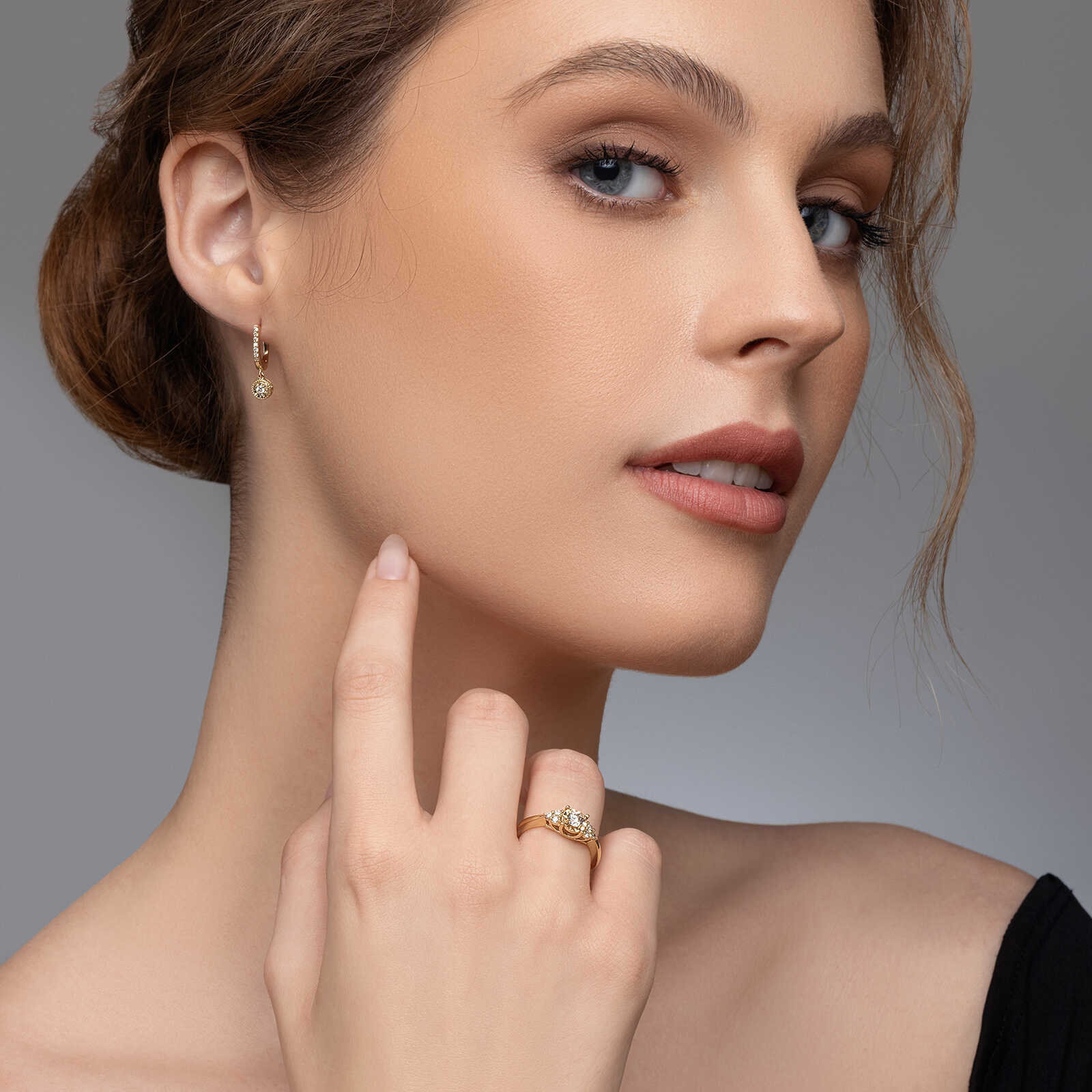 עגילי זהב דפני תלויים משובצים ביהלומים