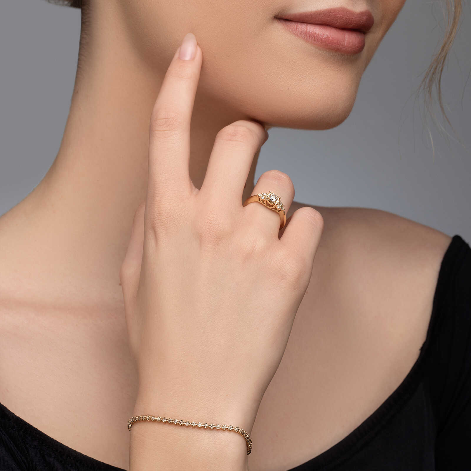 טבעת זהב משובצת יהלום מרכזי מוקף זהב בעיבוד לייזר