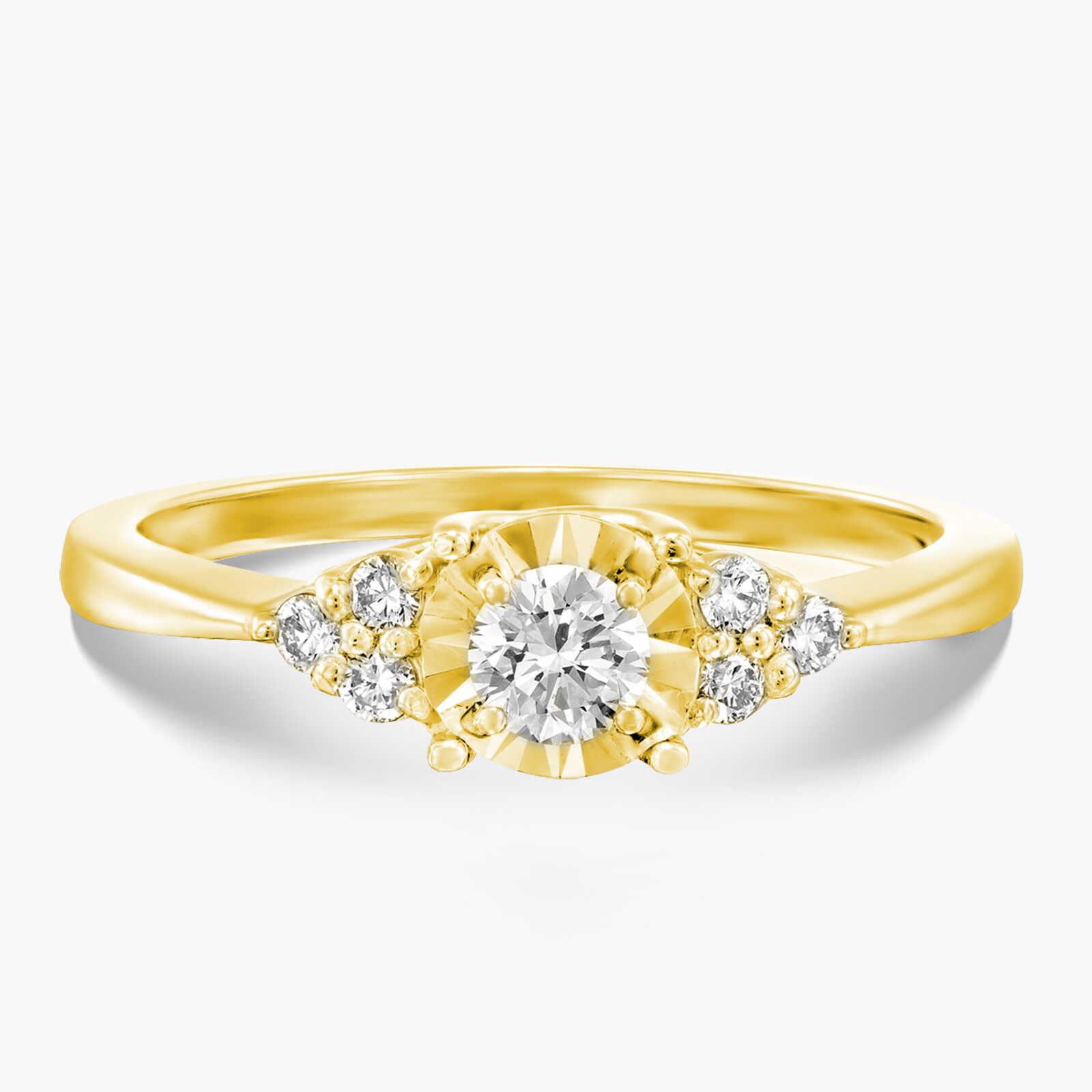 טבעת זהב משובצת יהלום מרכזי מוקף זהב בעיבוד לייזר