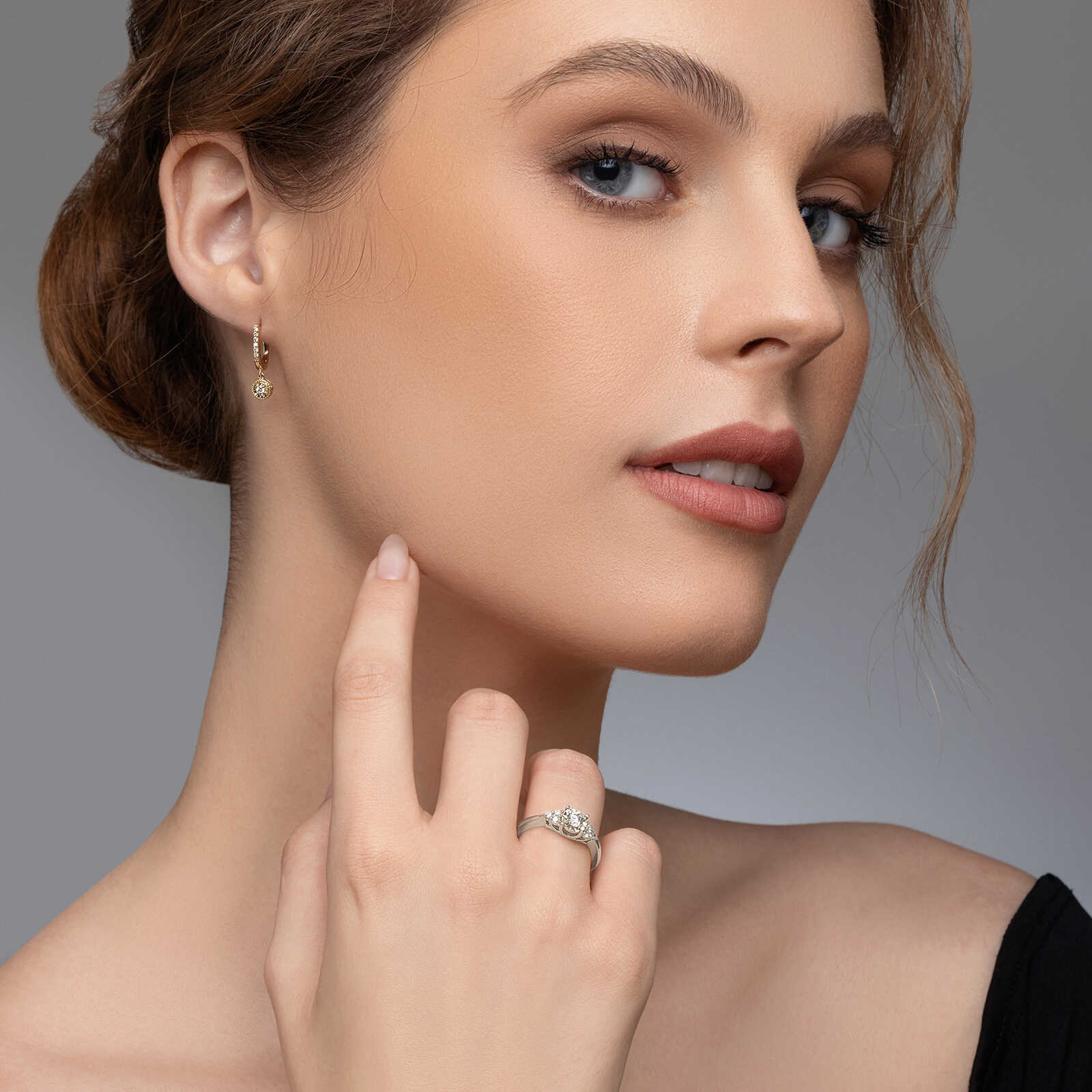 טבעת זהב משובצת יהלום מרכזי מוקף זהב בעיבוד לייזר