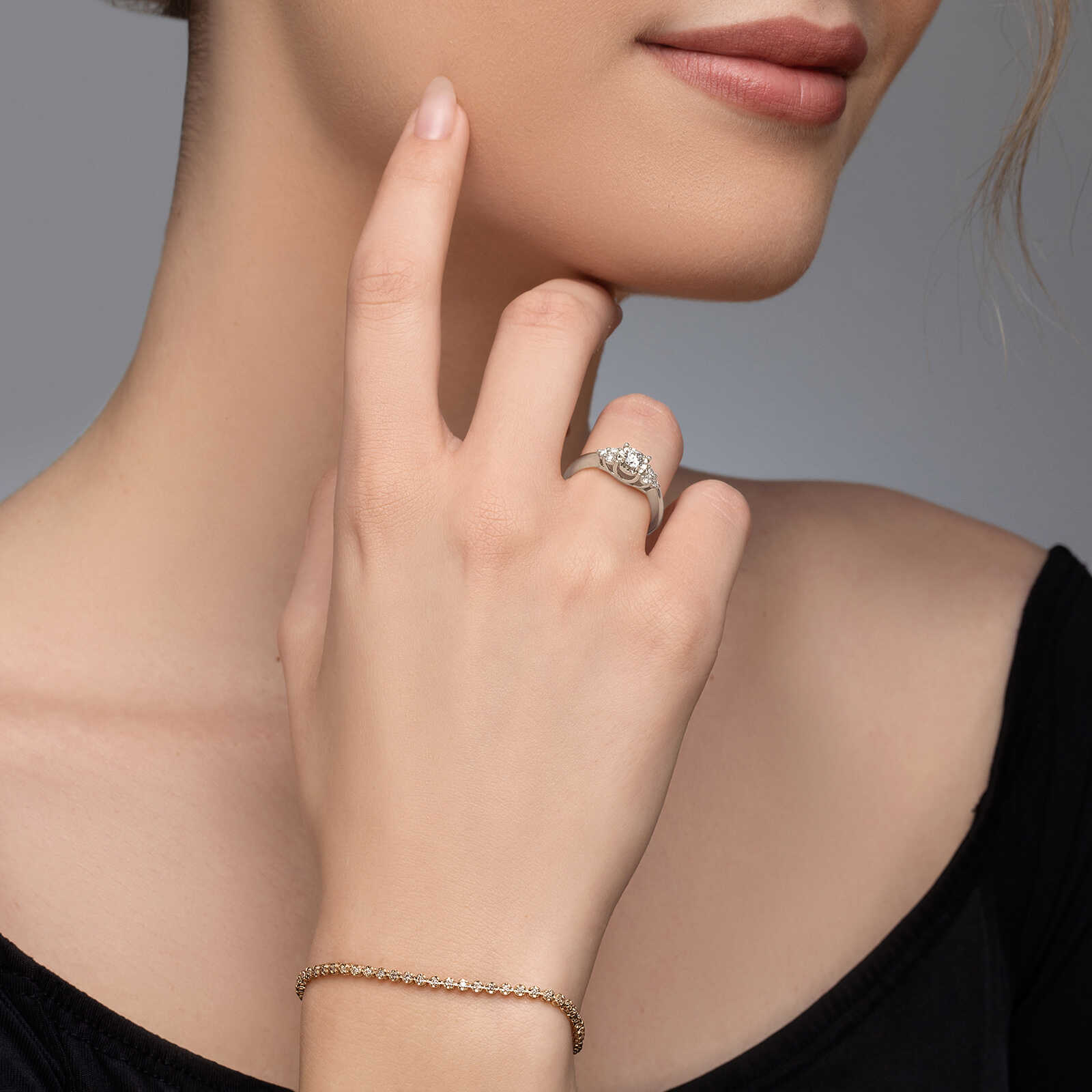 טבעת זהב משובצת יהלום מרכזי מוקף זהב בעיבוד לייזר